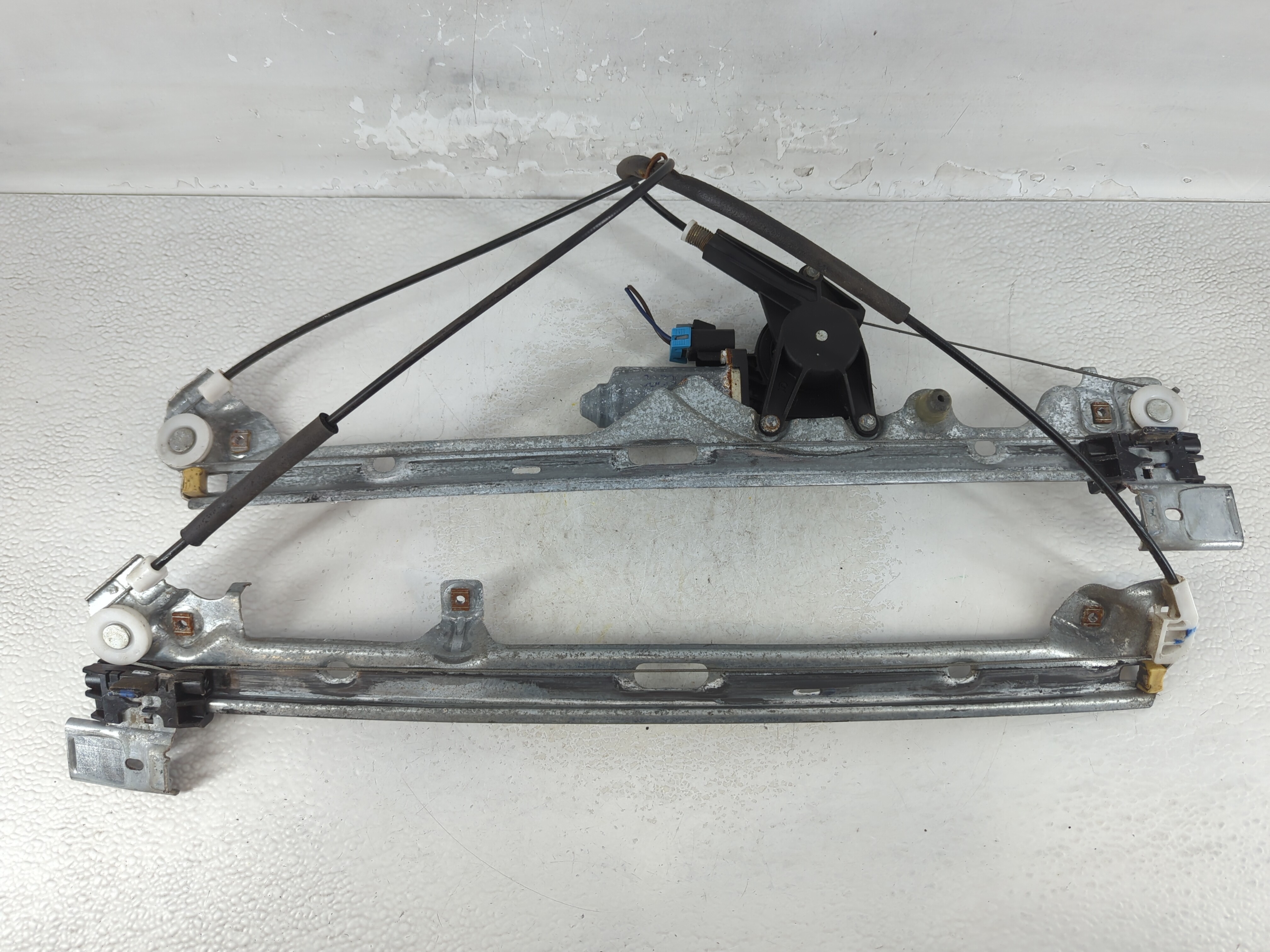 2002-2006 Cadillac Escalade Window Regulator Passenger Front 904698 - Oemusedautoparts1.com