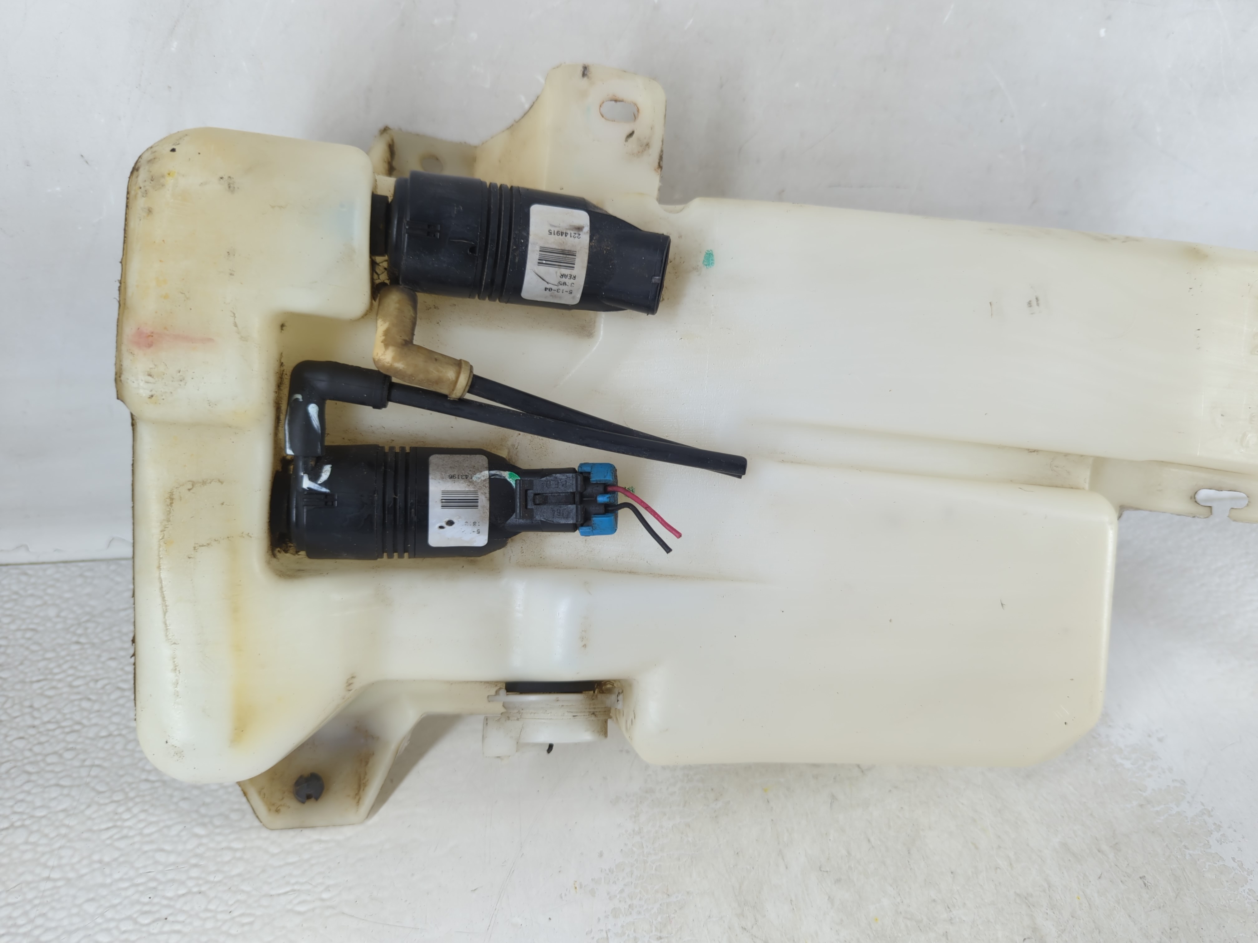 Picture of 2002-2005 Cadillac Escalade Windshield Washer Fluid Reservoir Bottle Oem 904711