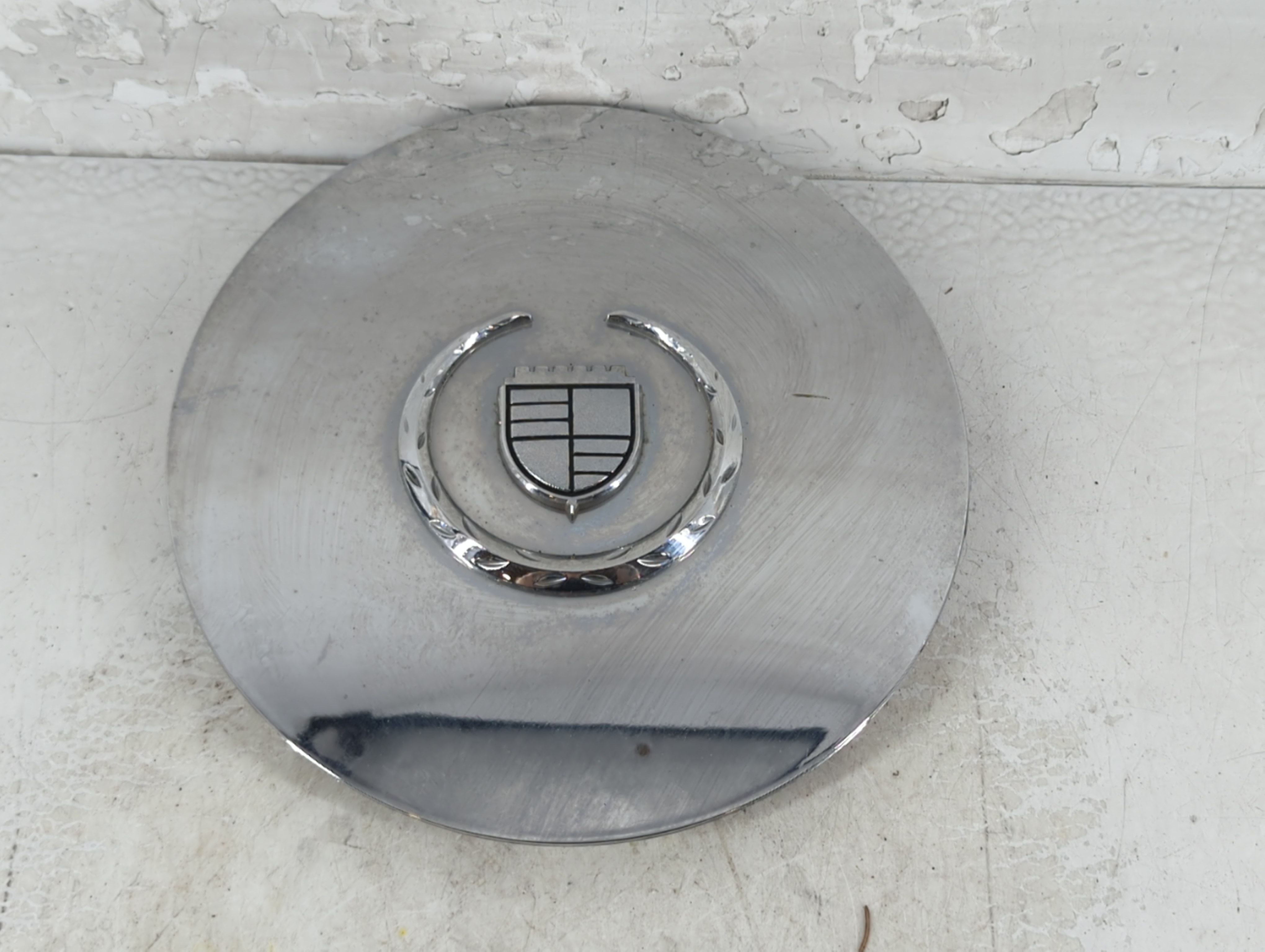 2004 Cadillac Escalade Center Cap Oem 904714 - Oemusedautoparts1.com