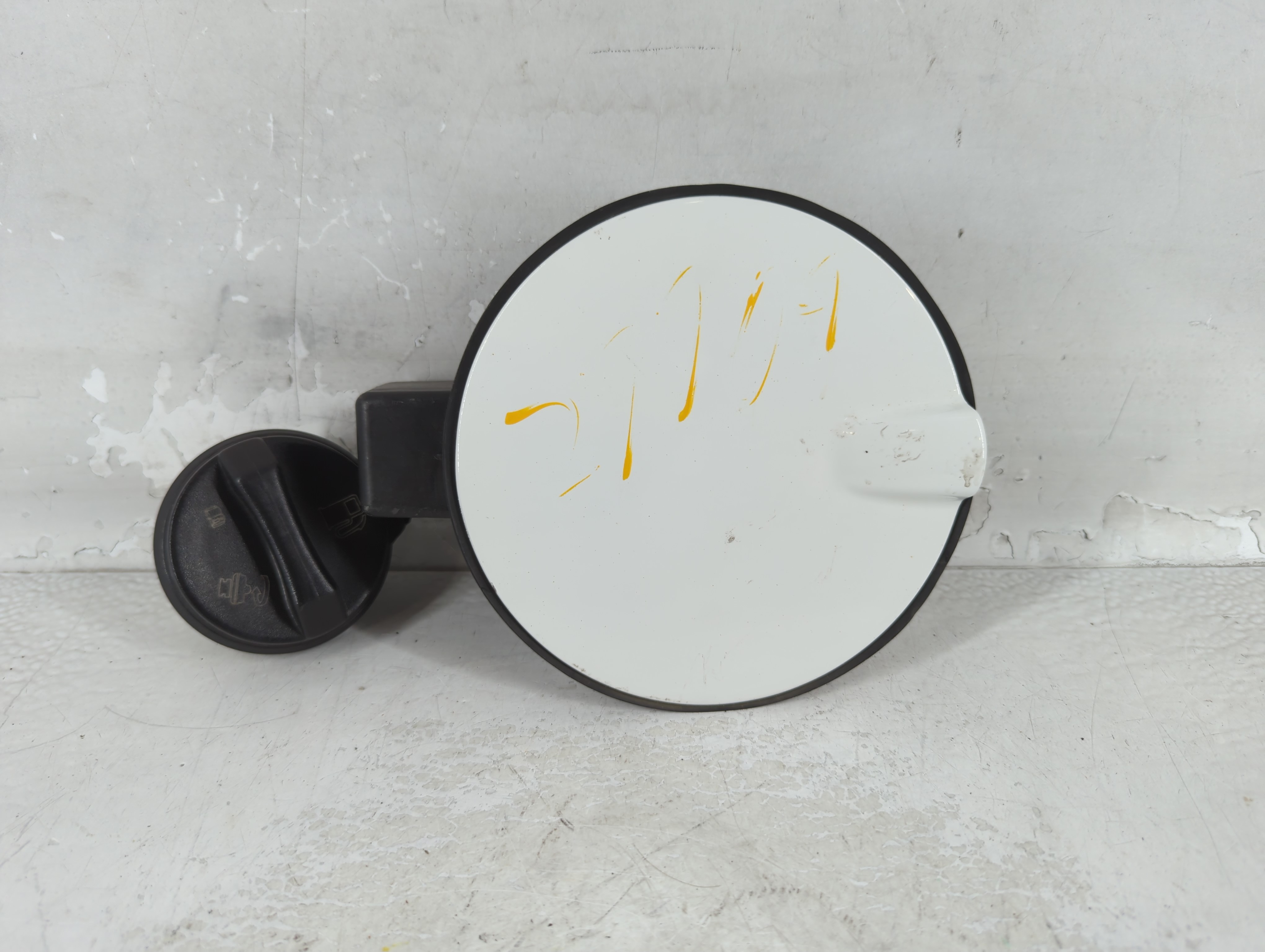 Picture of 2008 Saturn Vue Fuel Tank Door Lid Gas Tank White 904755