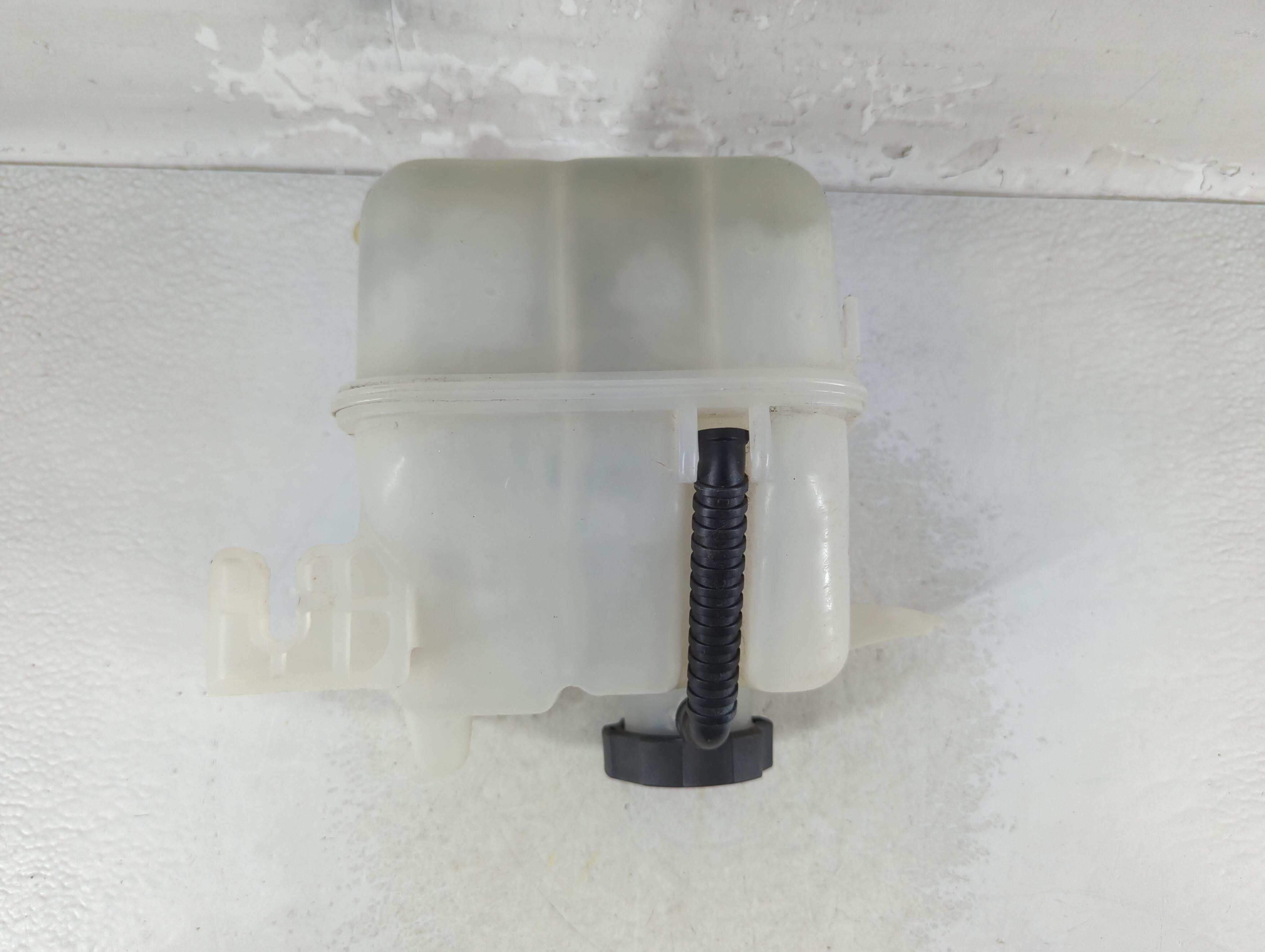 Picture of 2008-2010 Saturn Vue Radiator Coolant Overflow Expansion Tank Bottle 904785