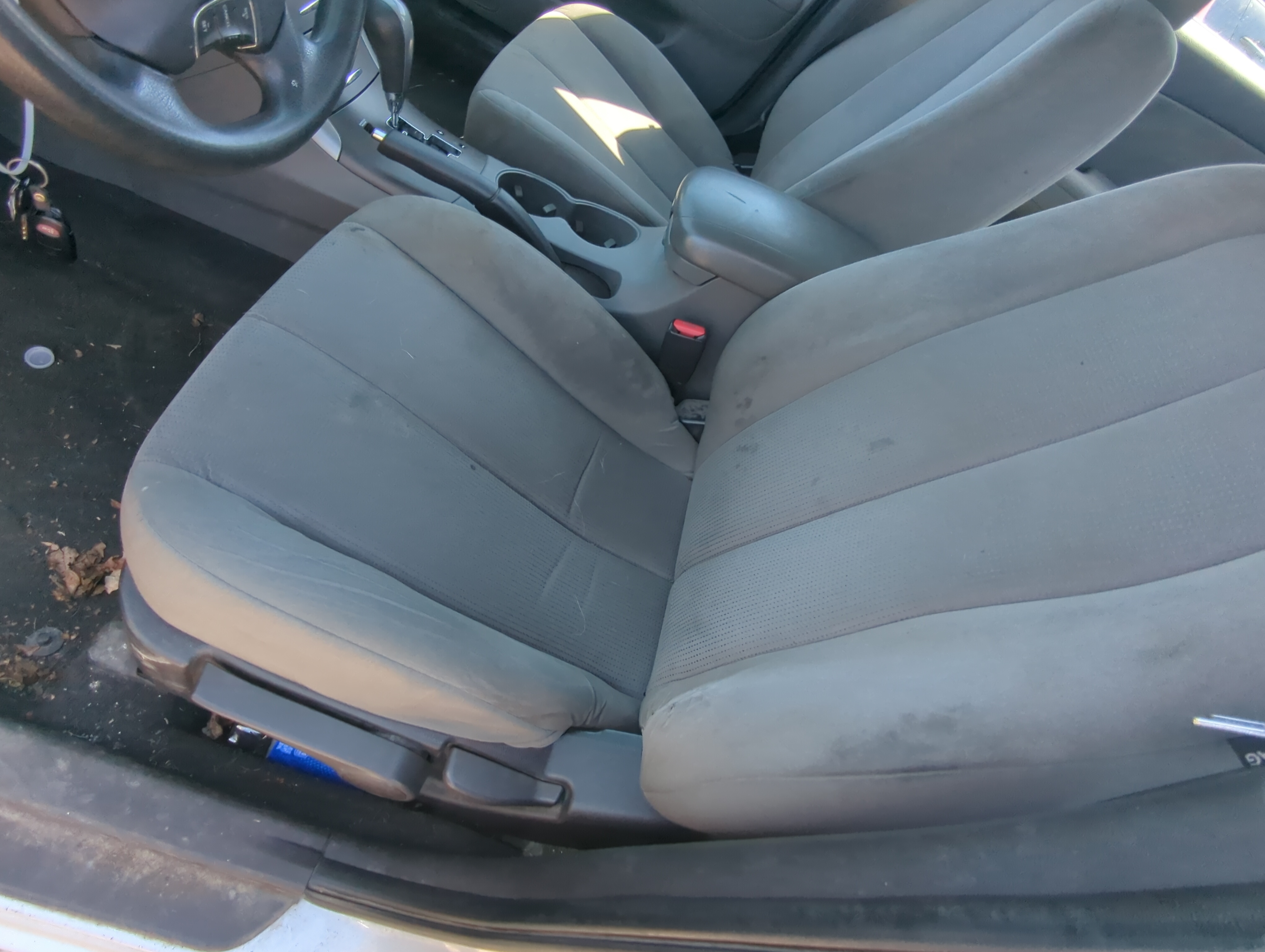 Picture of 2009-2010 Hyundai Sonata Driver Front Seat Oem 905505