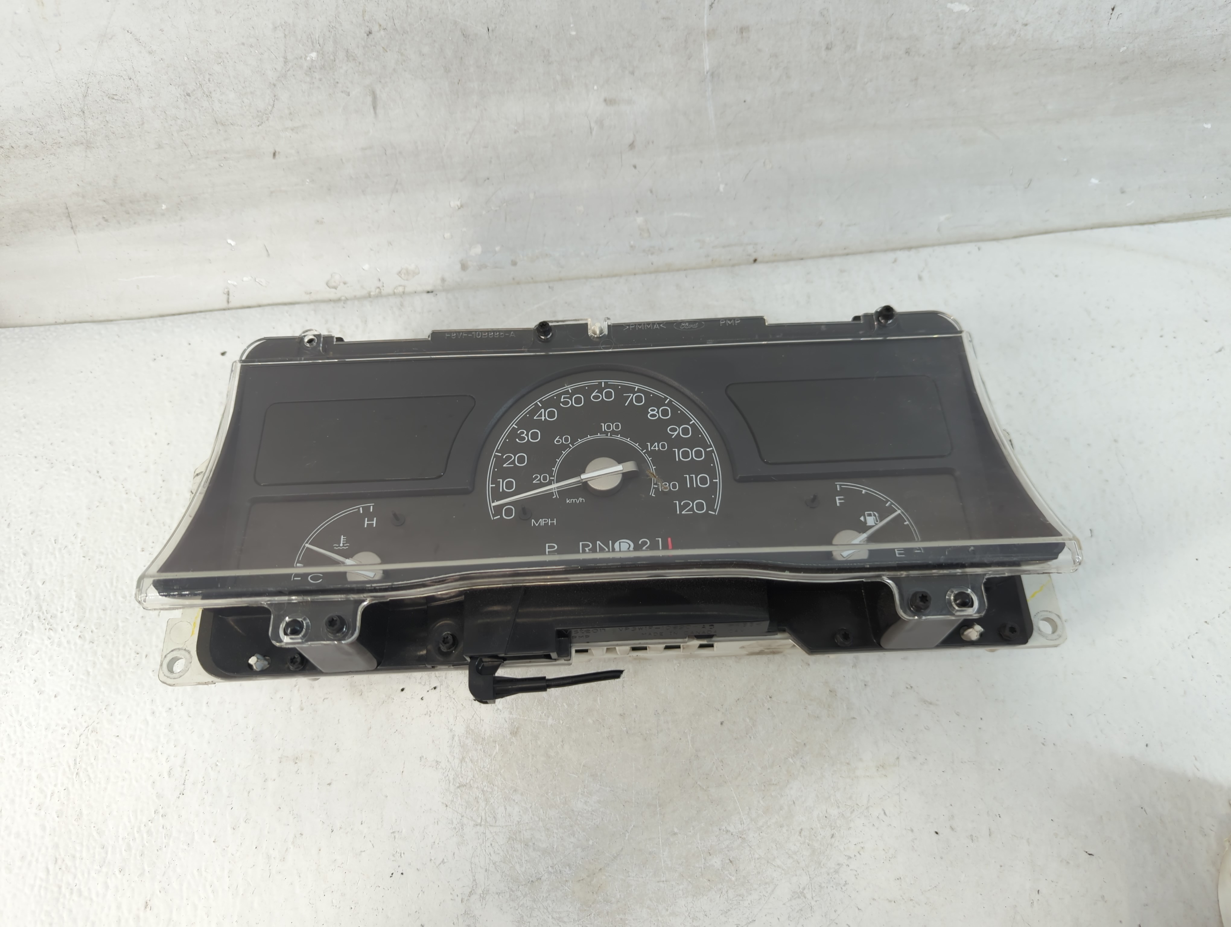 2005-2005 Lincoln Town Car Speedometer Instrument Cluster Gauges 906821 - Oemusedautoparts1.com