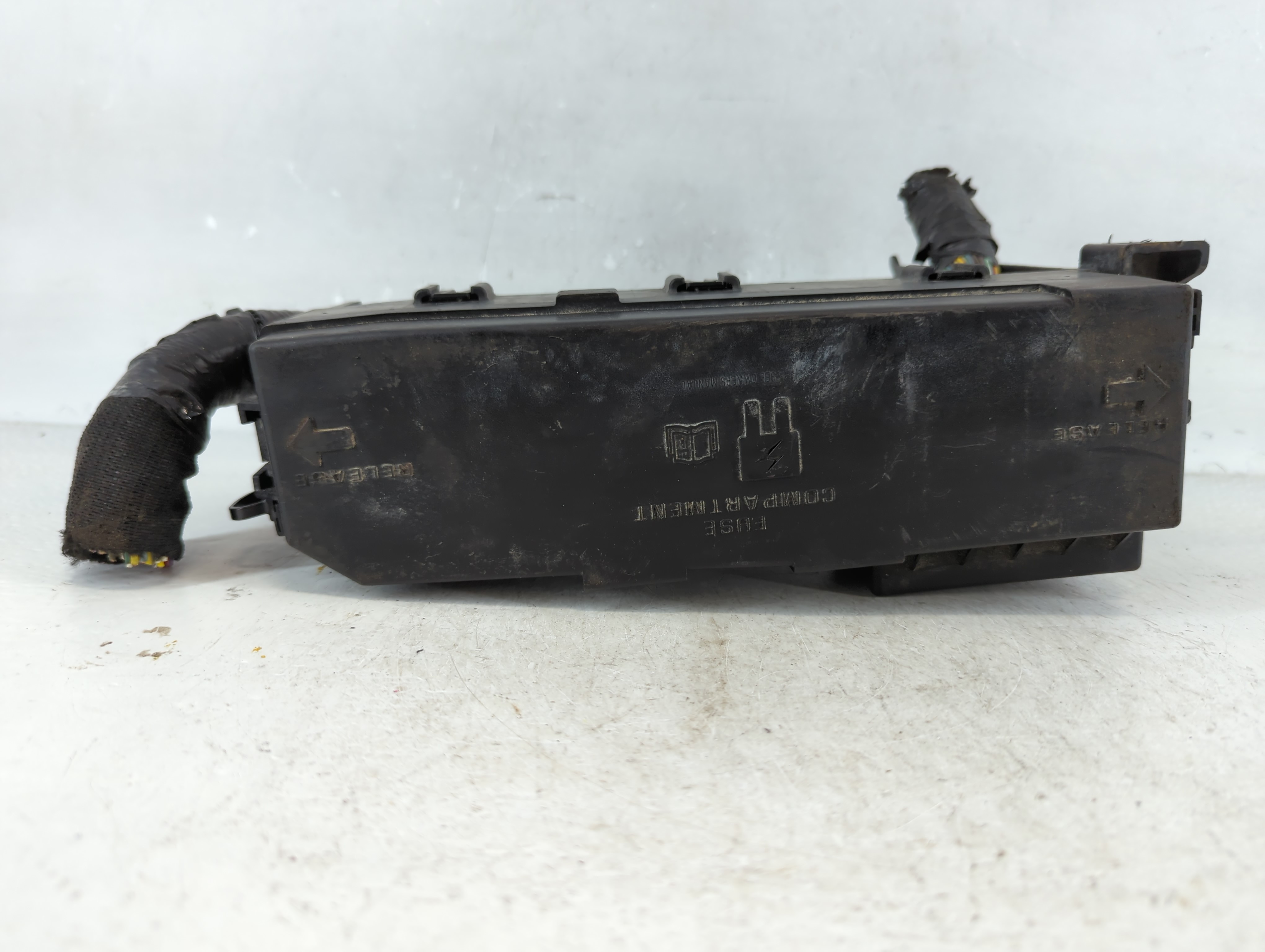 2011-2012 Ford Escape Fusebox Fuse Box Relay Module 8l8t-14a003-ae 907772 - Oemusedautoparts1.com