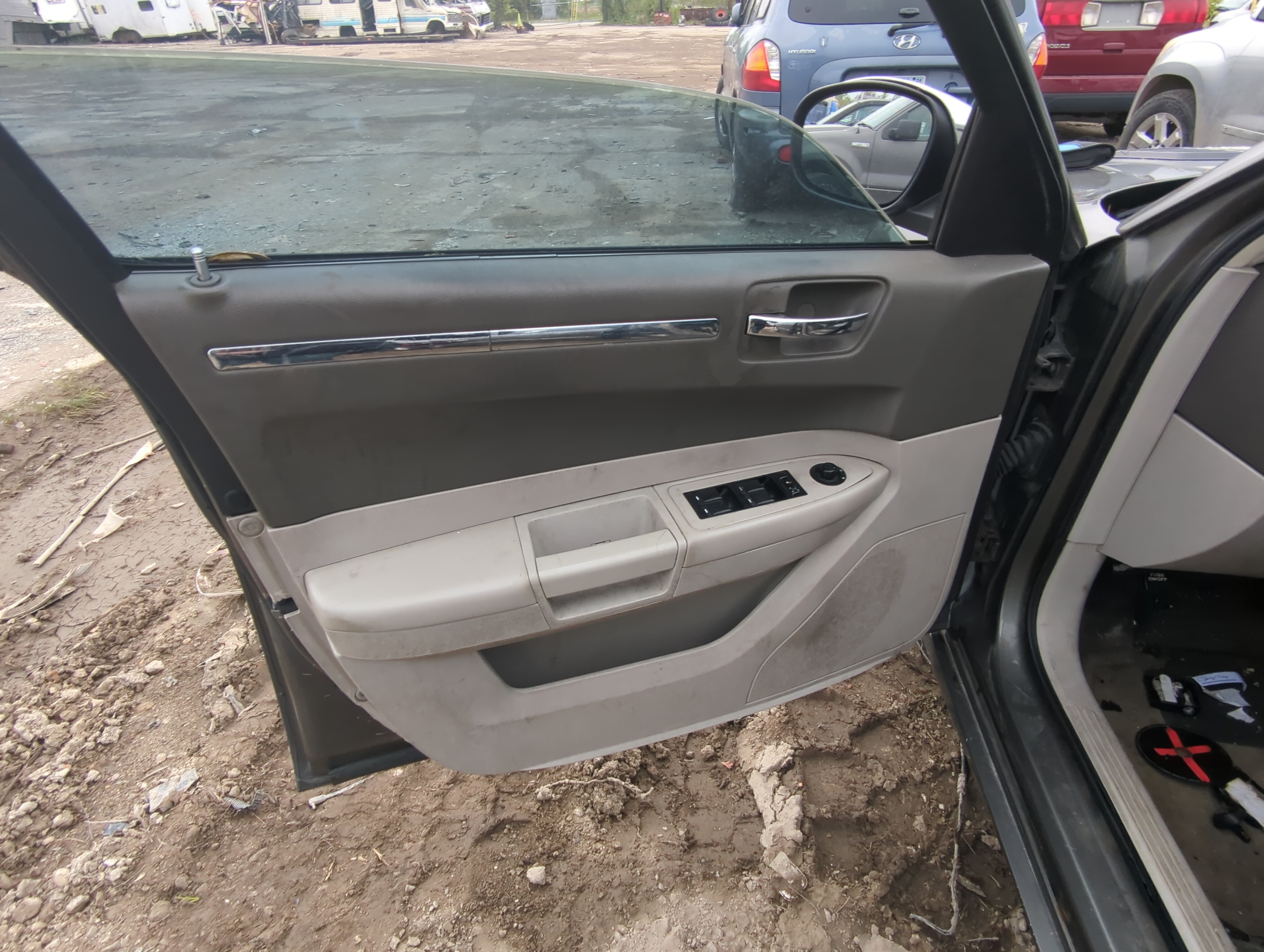 Picture of 2008 Chrysler 300 Front Left Driver Interior Door Panel Trim 909137