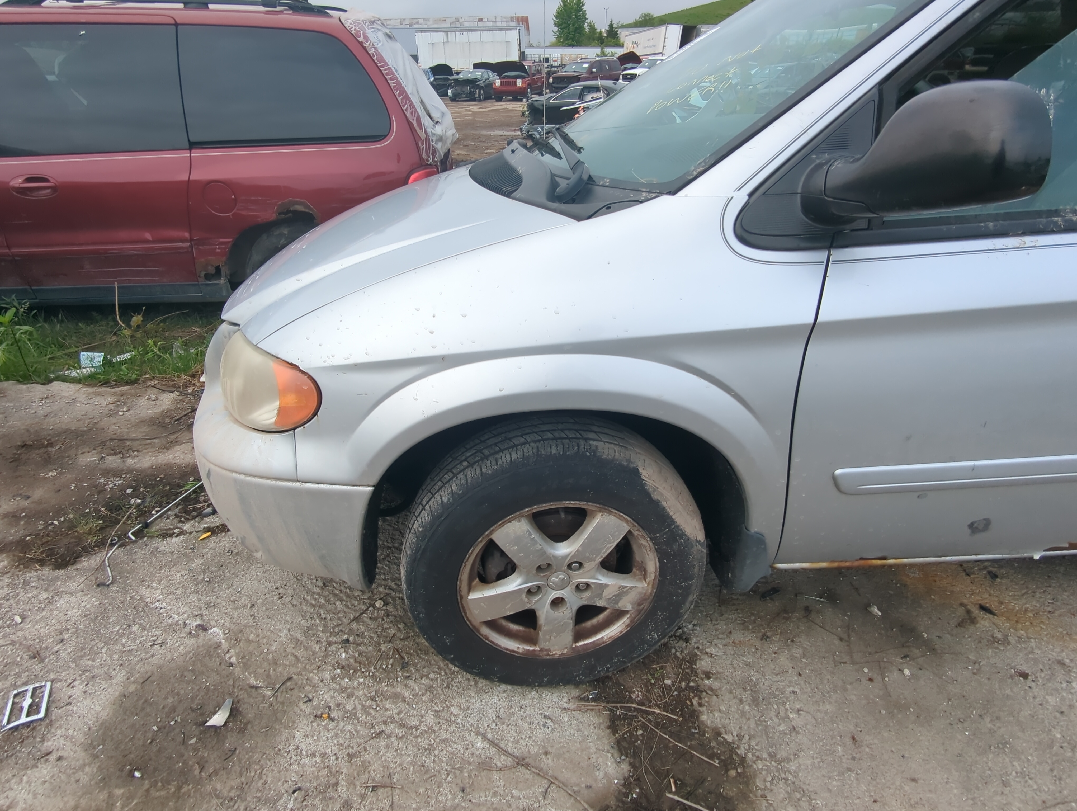 Picture of Dodge Grand Caravan Driver Fender 909322
