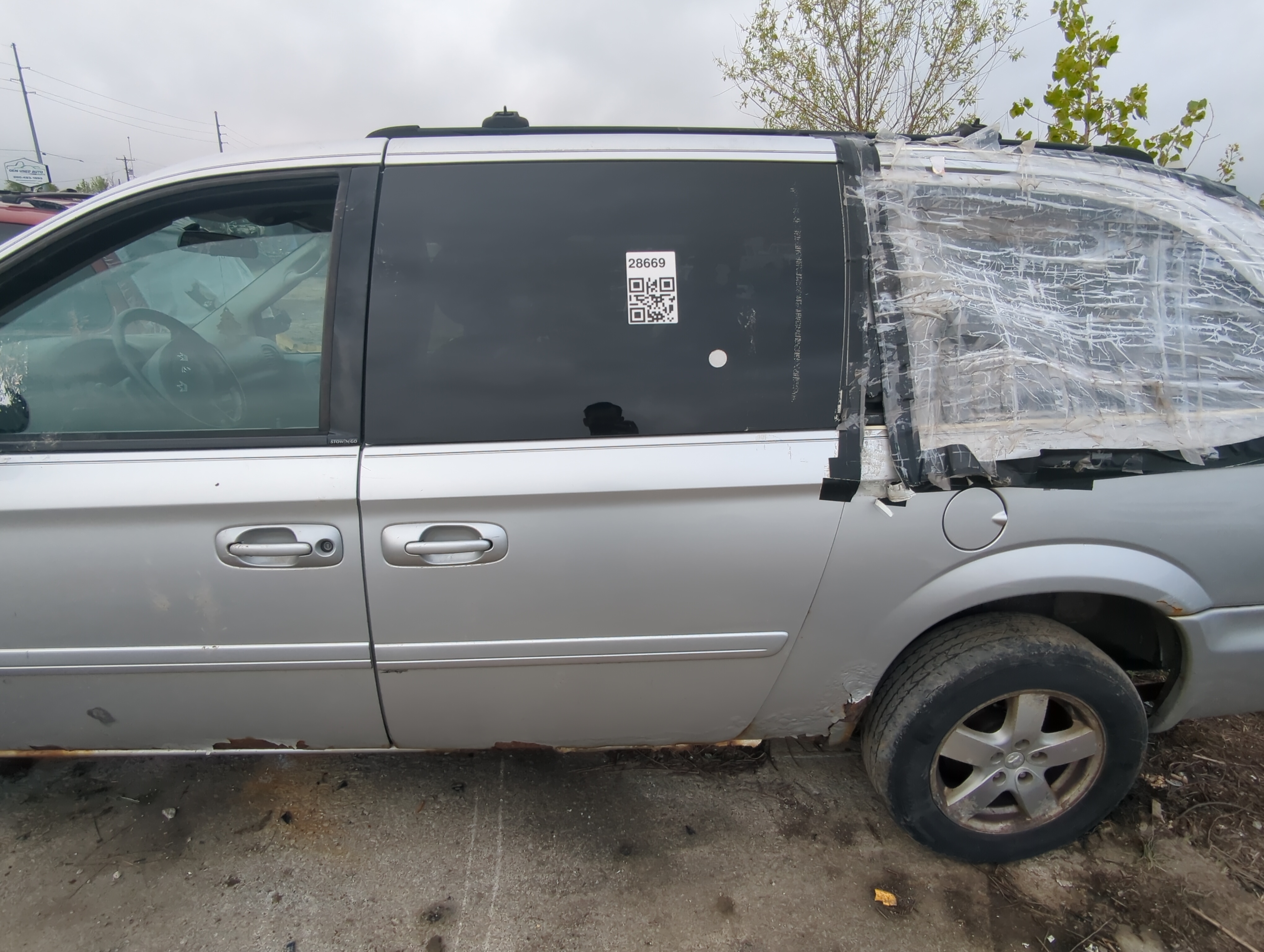 Picture of Dodge Grand Caravan Driver Rear Door Oem 909325