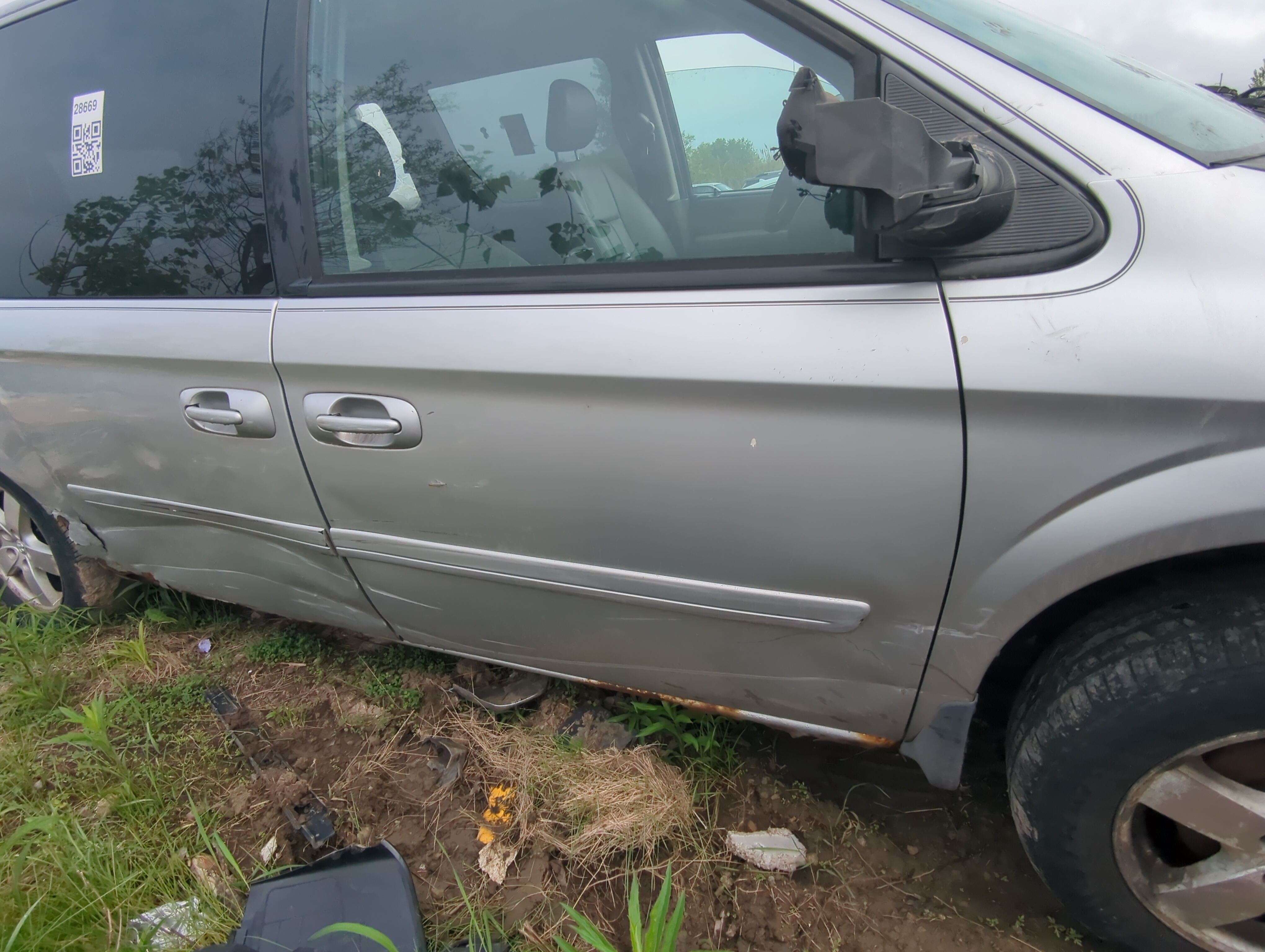 Picture of Dodge Grand Caravan Passenger Front Door Oem 909330