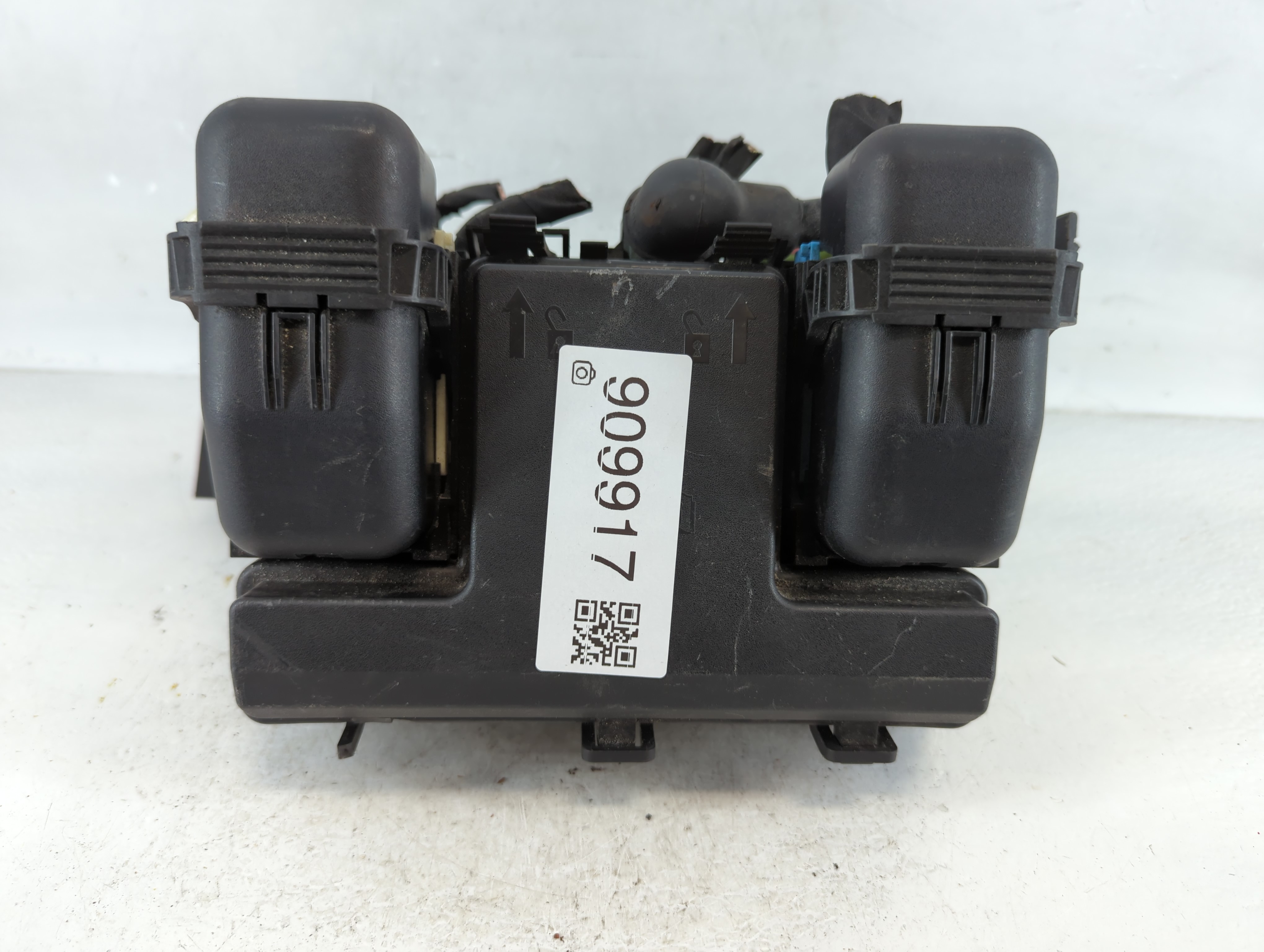 2015-2016 Lincoln Mkz Fusebox Fuse Box Relay Module Fp5t-12a581-fb 909917 - Oemusedautoparts1.com