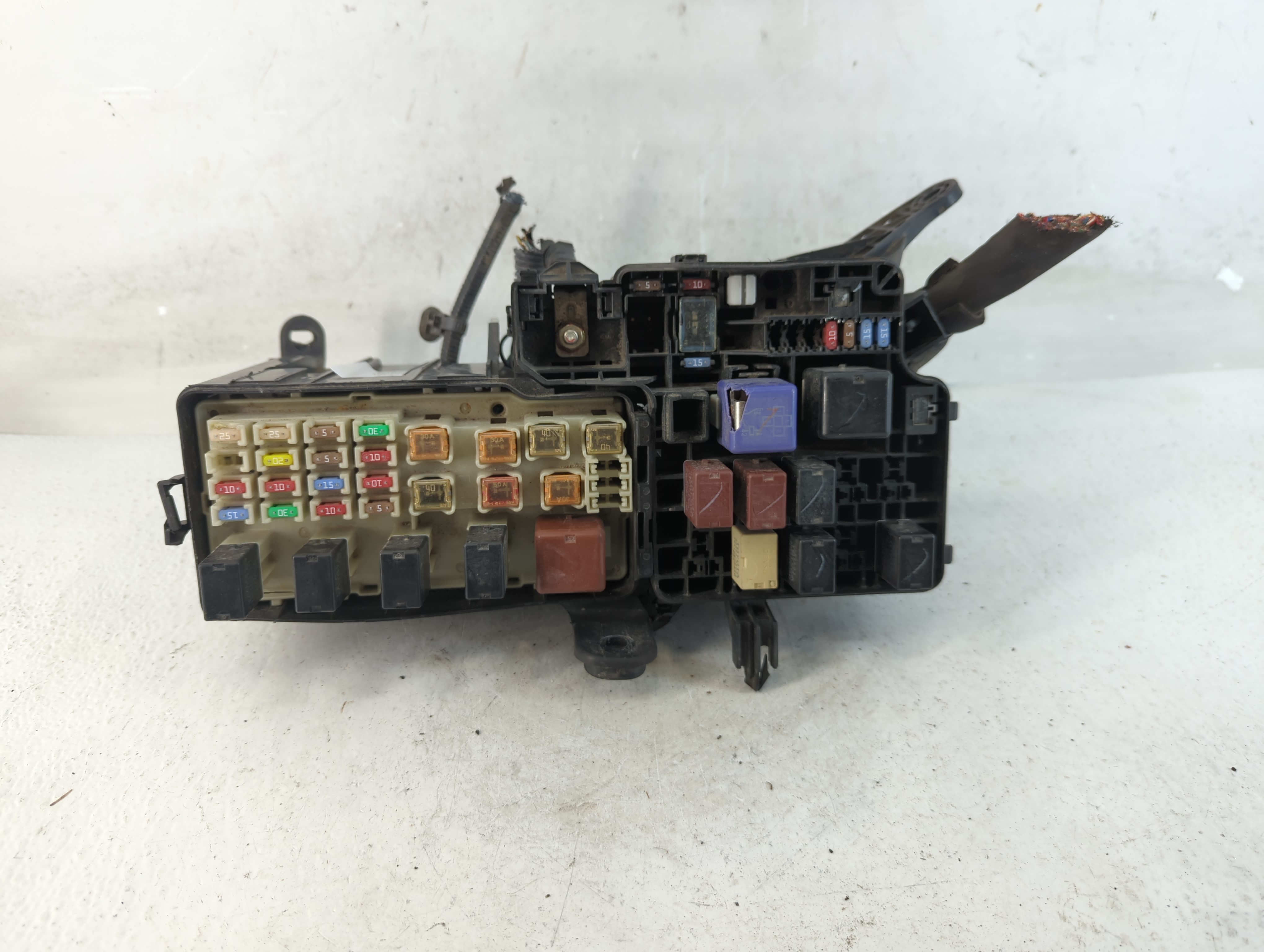 2002-2004 Toyota Camry Fusebox Fuse Box Relay Module 909994 - Oemusedautoparts1.com