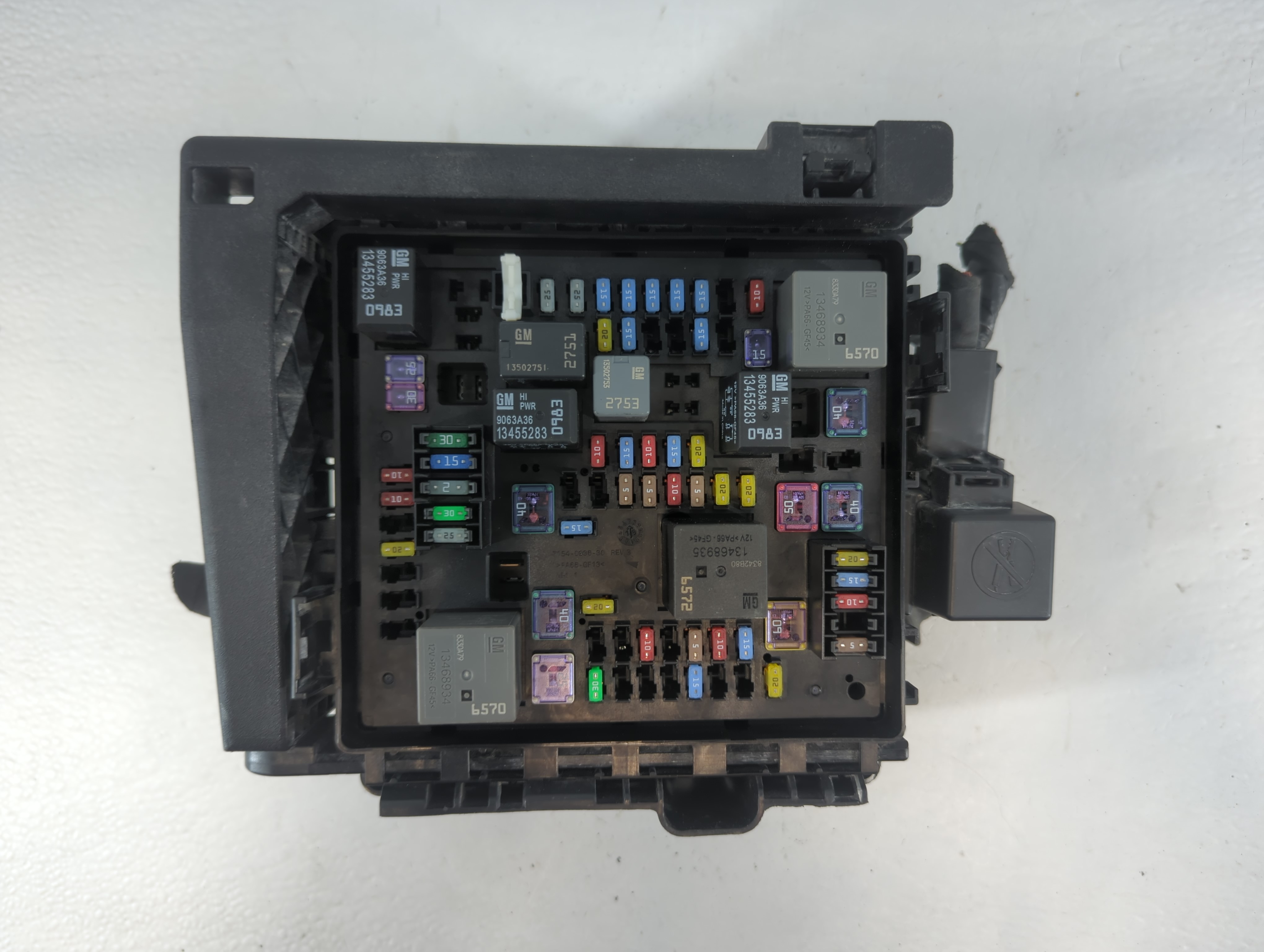 2020-2020 Cadillac Xt5 Fusebox Fuse Box Relay Module 910016 - Oemusedautoparts1.com