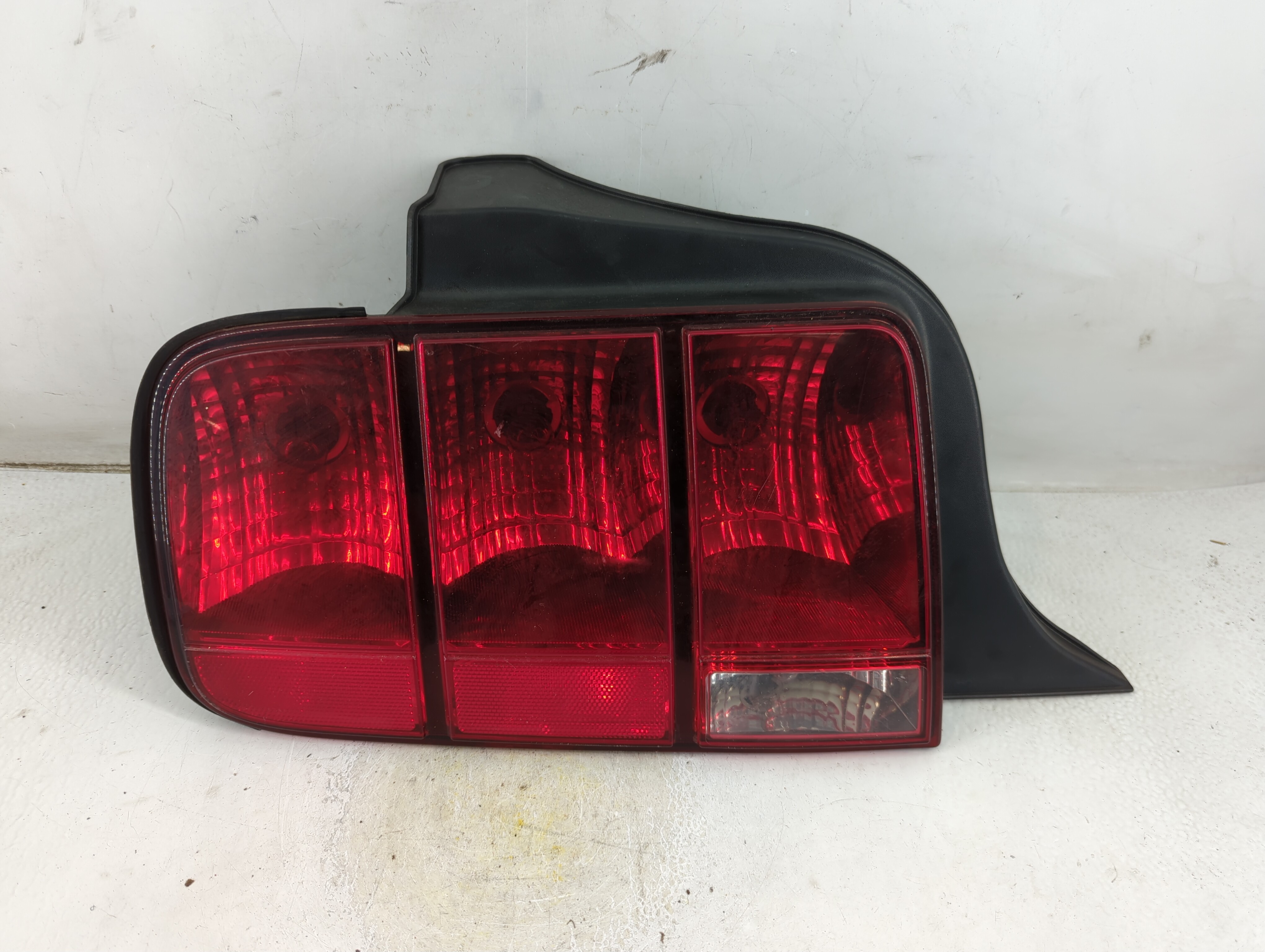 2005-2009 Ford Mustang Driver Left Side Tail Light Taillight Oem 910758 - Oemusedautoparts1.com