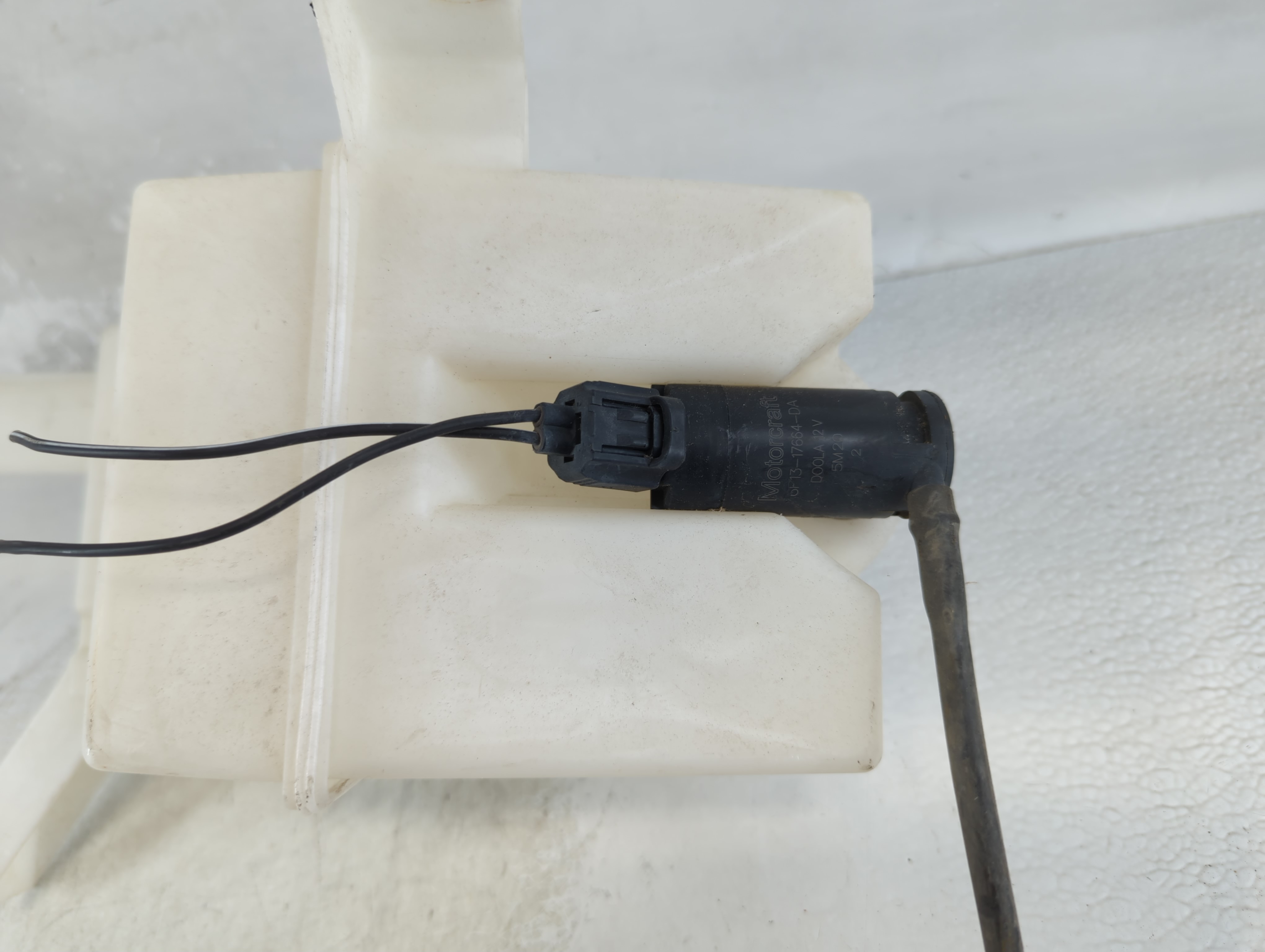 2005-2009 Ford Mustang Windshield Washer Fluid Reservoir Bottle Oem 910790 - Oemusedautoparts1.com