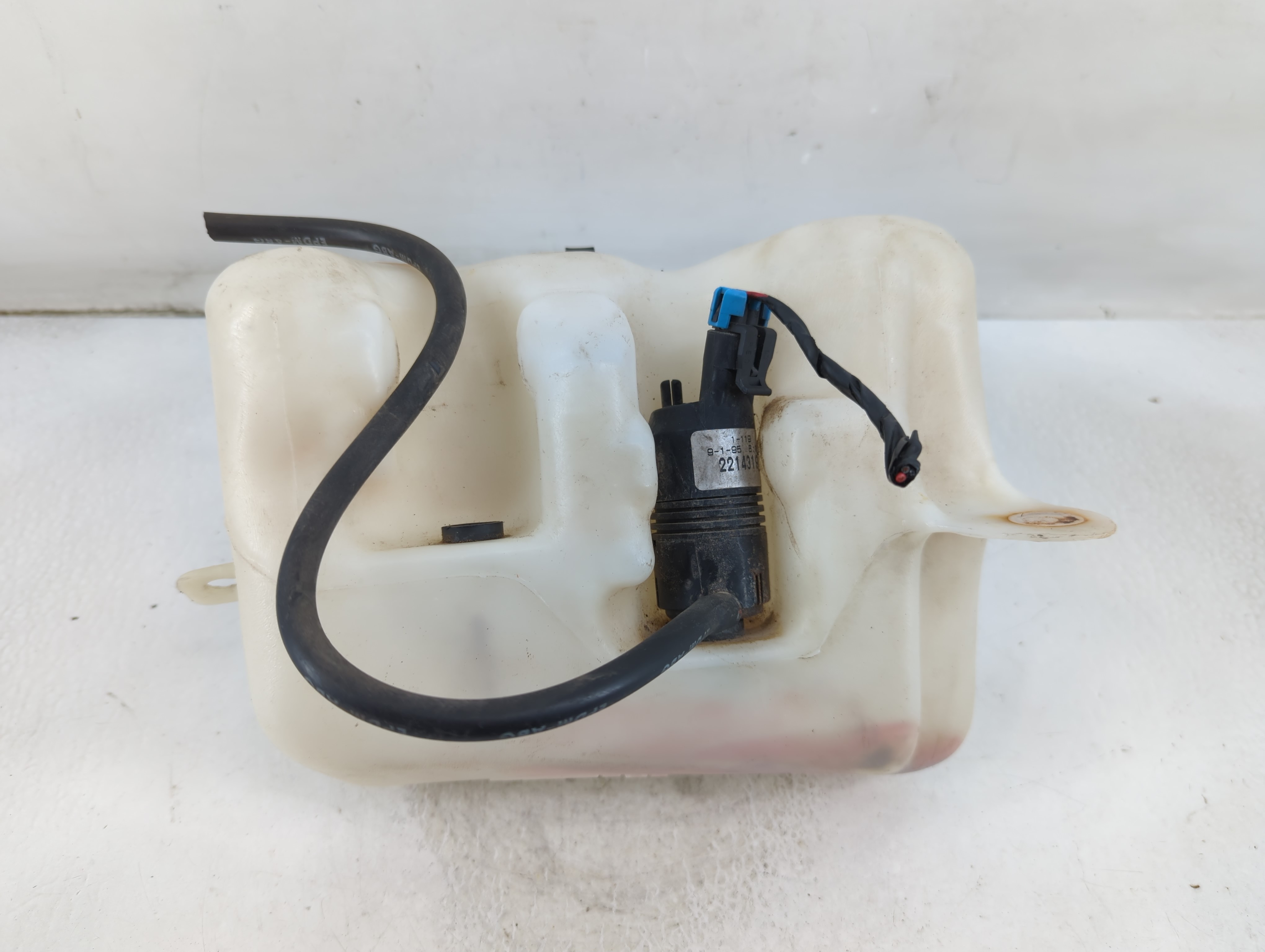 1995 Chevrolet Tahoe Windshield Washer Fluid Reservoir Bottle Oem 911513 - Oemusedautoparts1.com