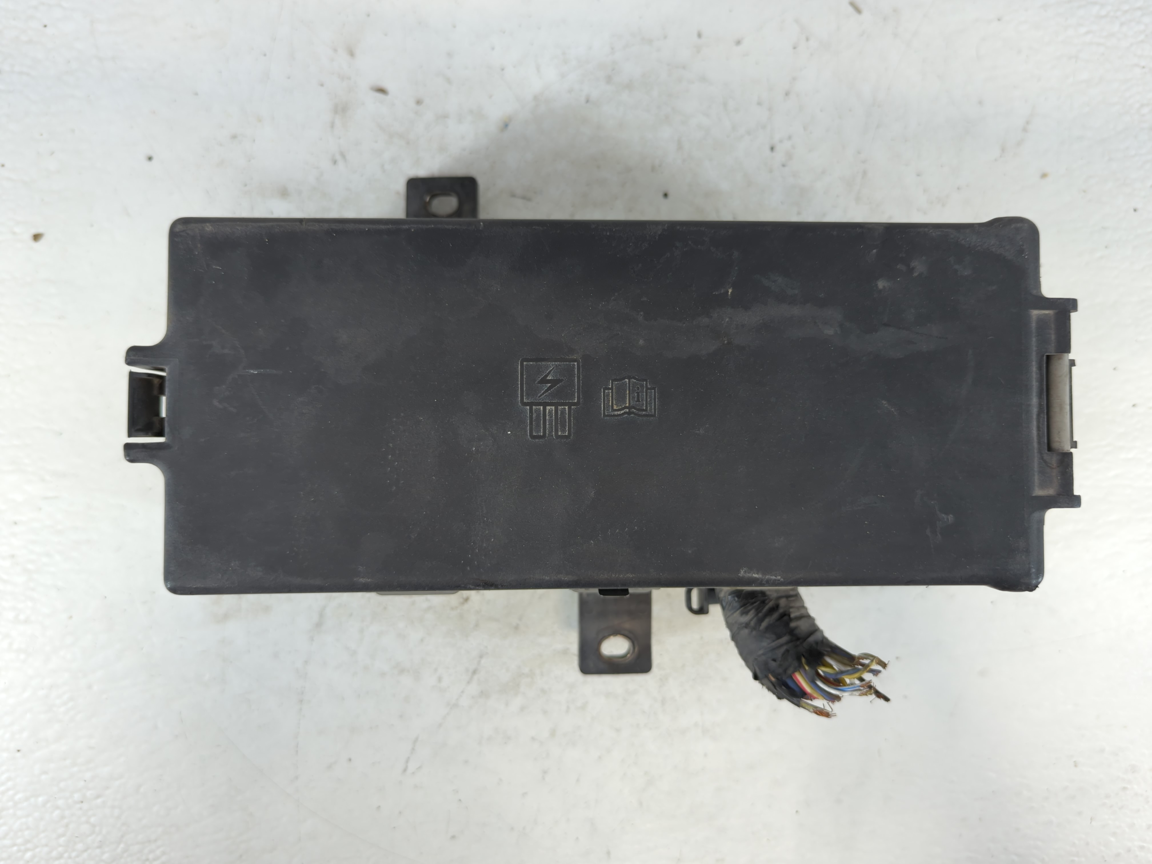 2010-2011 Ford Mustang Fusebox Fuse Box Relay Module Ar3t-14a003-ab 912936 - Oemusedautoparts1.com