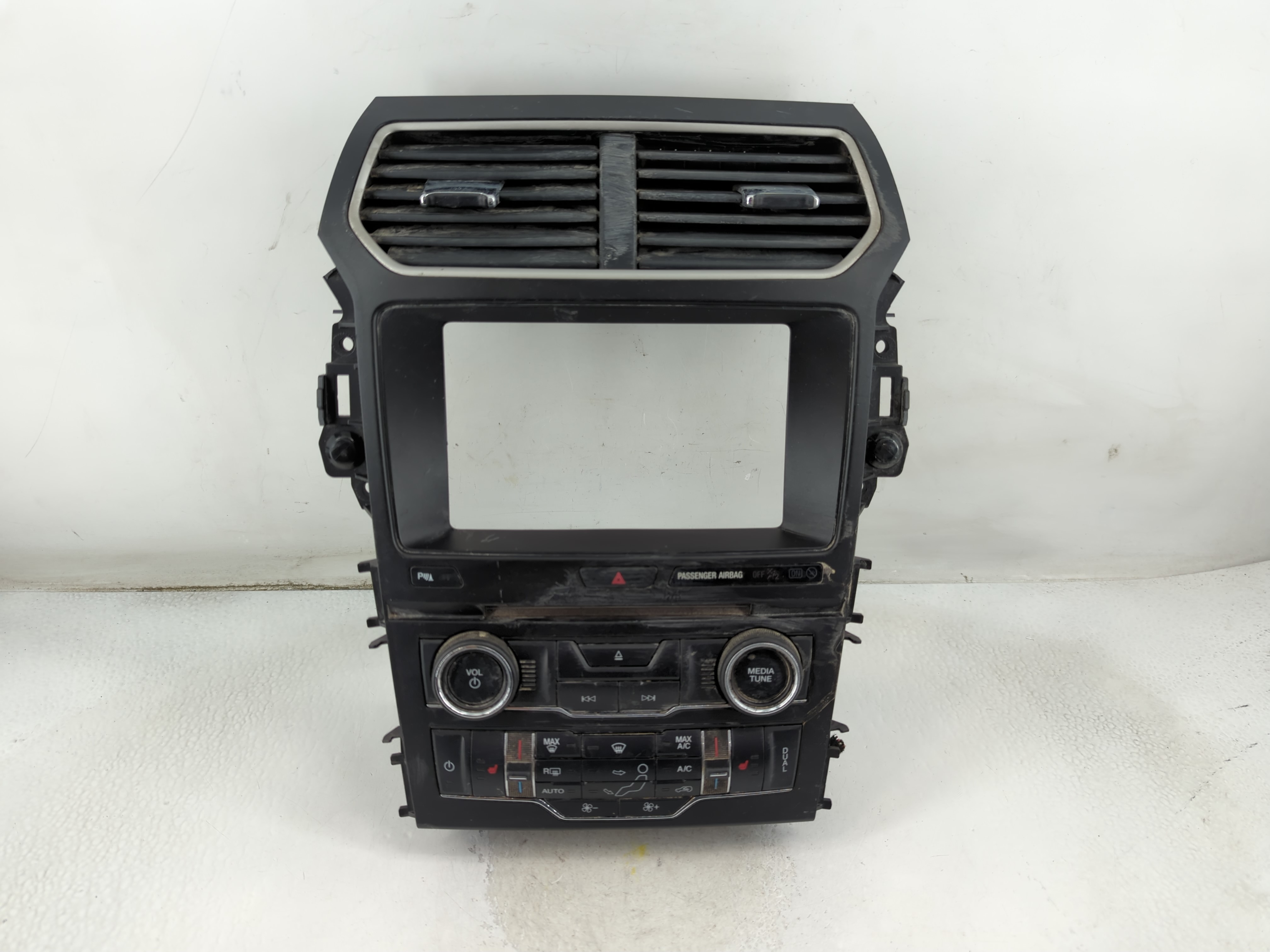 2016-2017 Ford Explorer Am Fm Cd Player Radio Receiver 913129 - Oemusedautoparts1.com