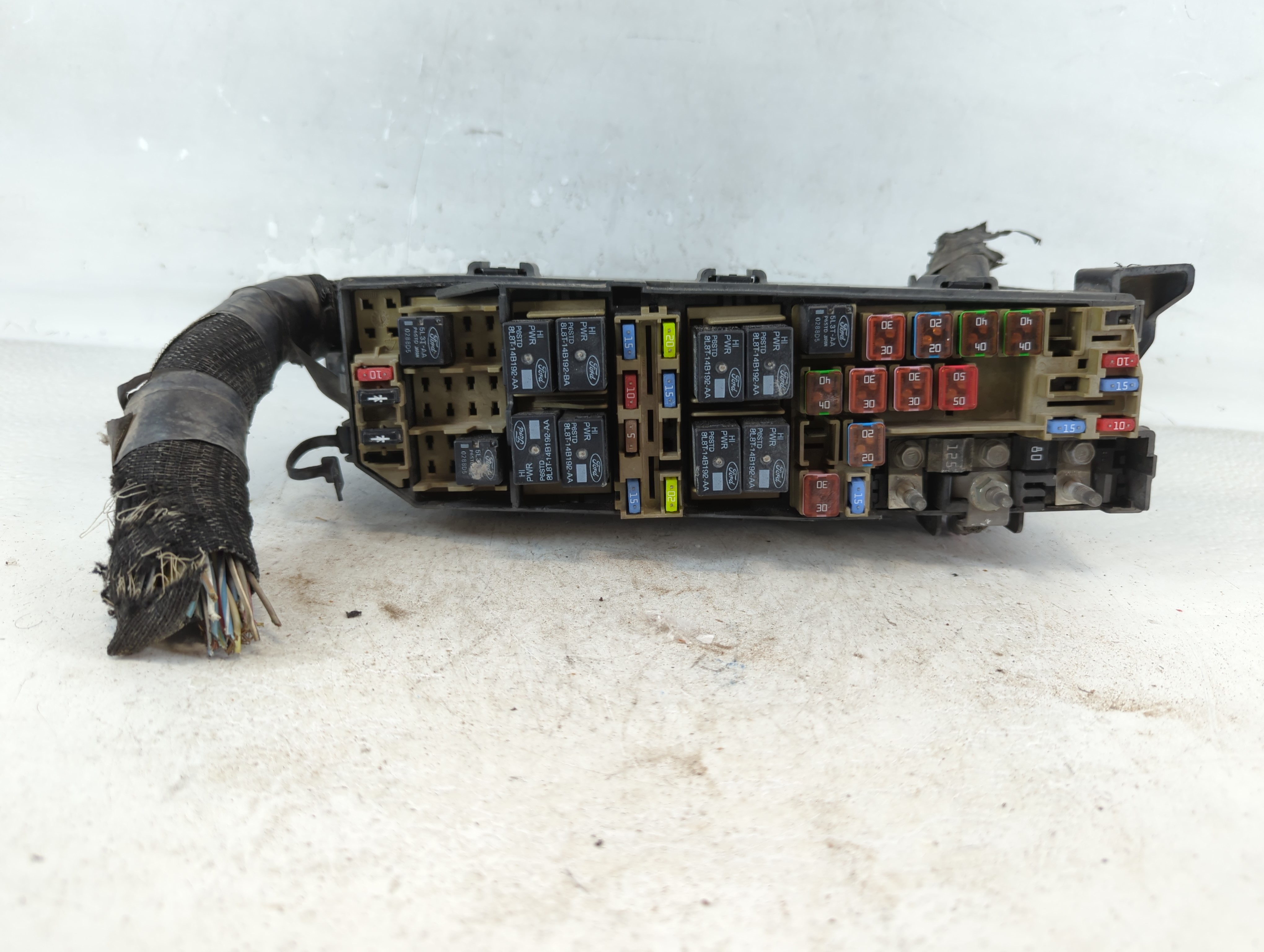 2009-2009 Ford Escape Fusebox Fuse Box Relay Module 9l8t-14a003-bb 913195 - Oemusedautoparts1.com