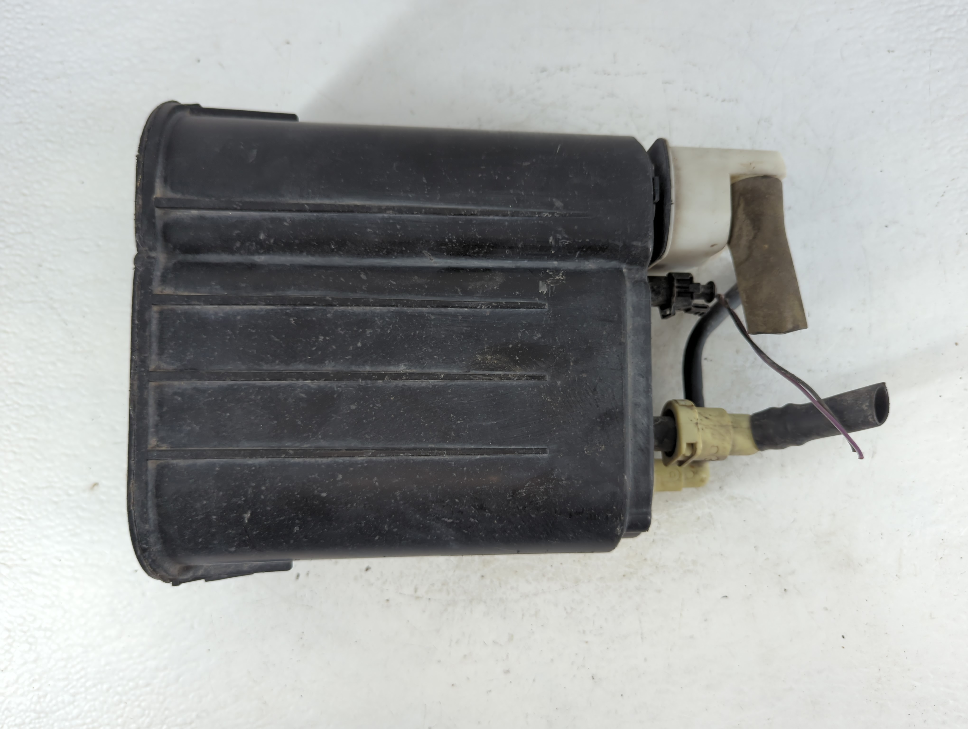 2013 Chrysler 200 Fuel Vapor Charcoal Canister 913347 - Oemusedautoparts1.com