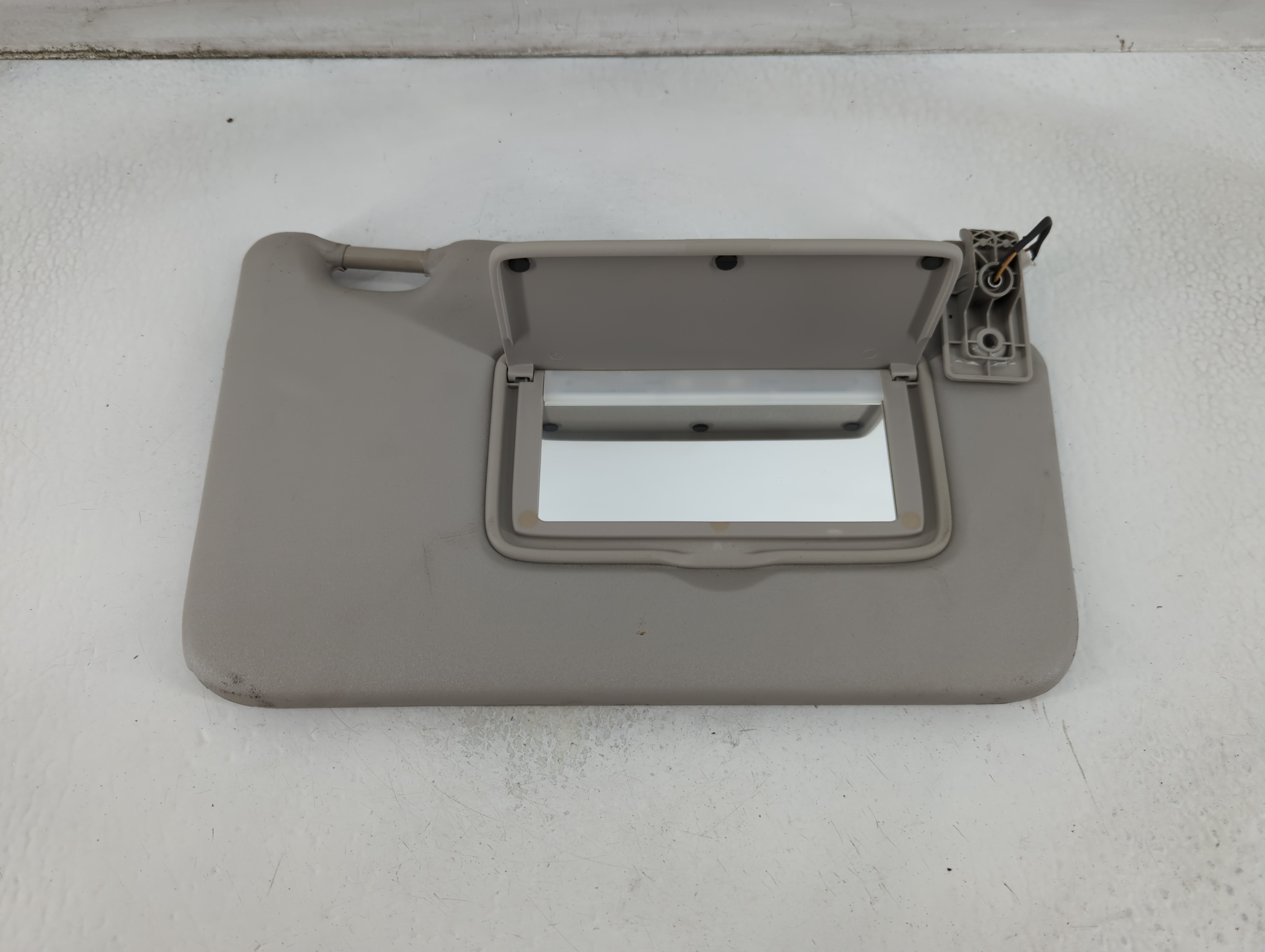 2018-2021 Nissan Kicks Passenger Sun Visor Mirror Right Sunvisor Grey 913618 - Oemusedautoparts1.com