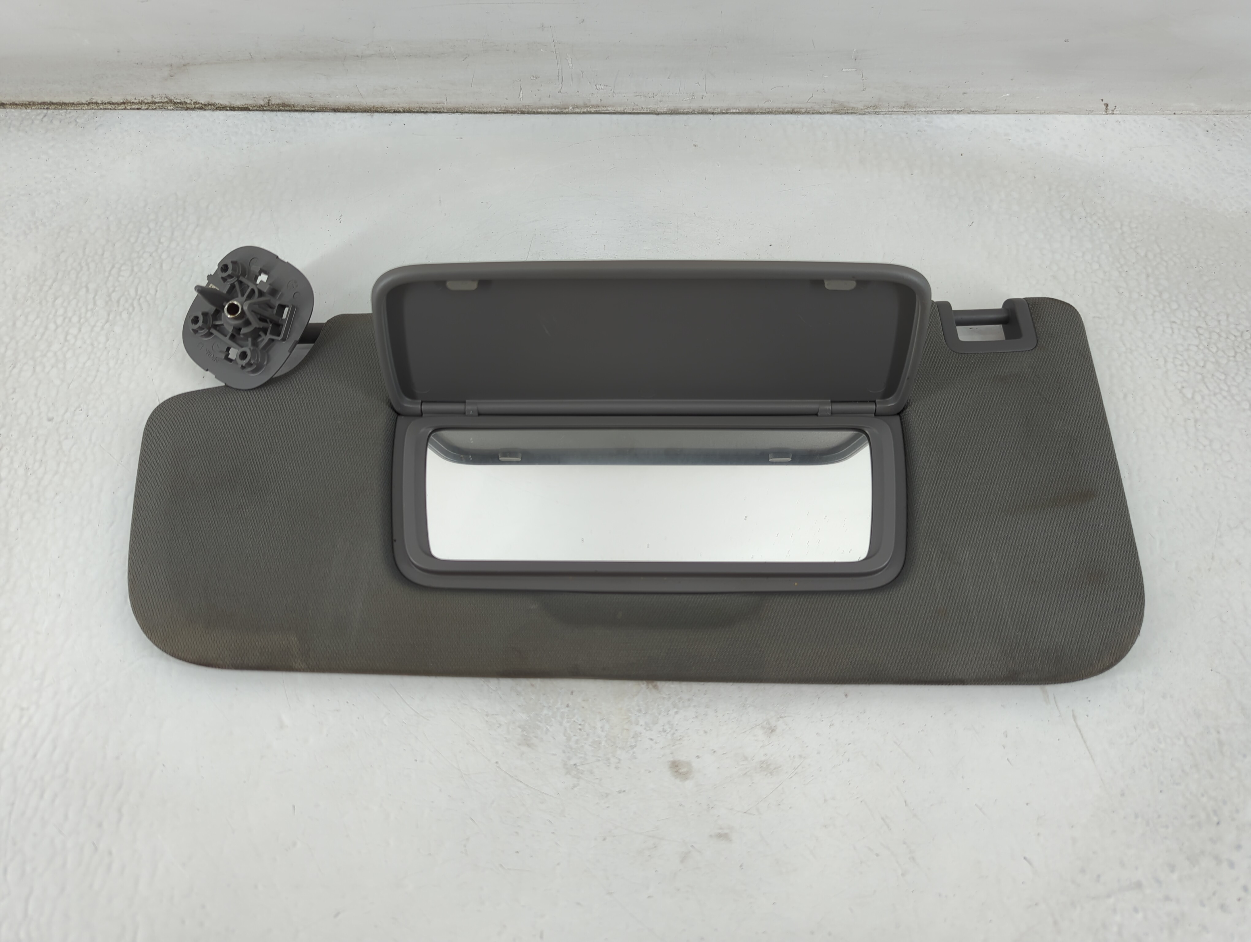 2019-2022 Chevrolet Silverado 1500 Driver Sun Visor Mirror Left Sunvisor 913669 - Oemusedautoparts1.com
