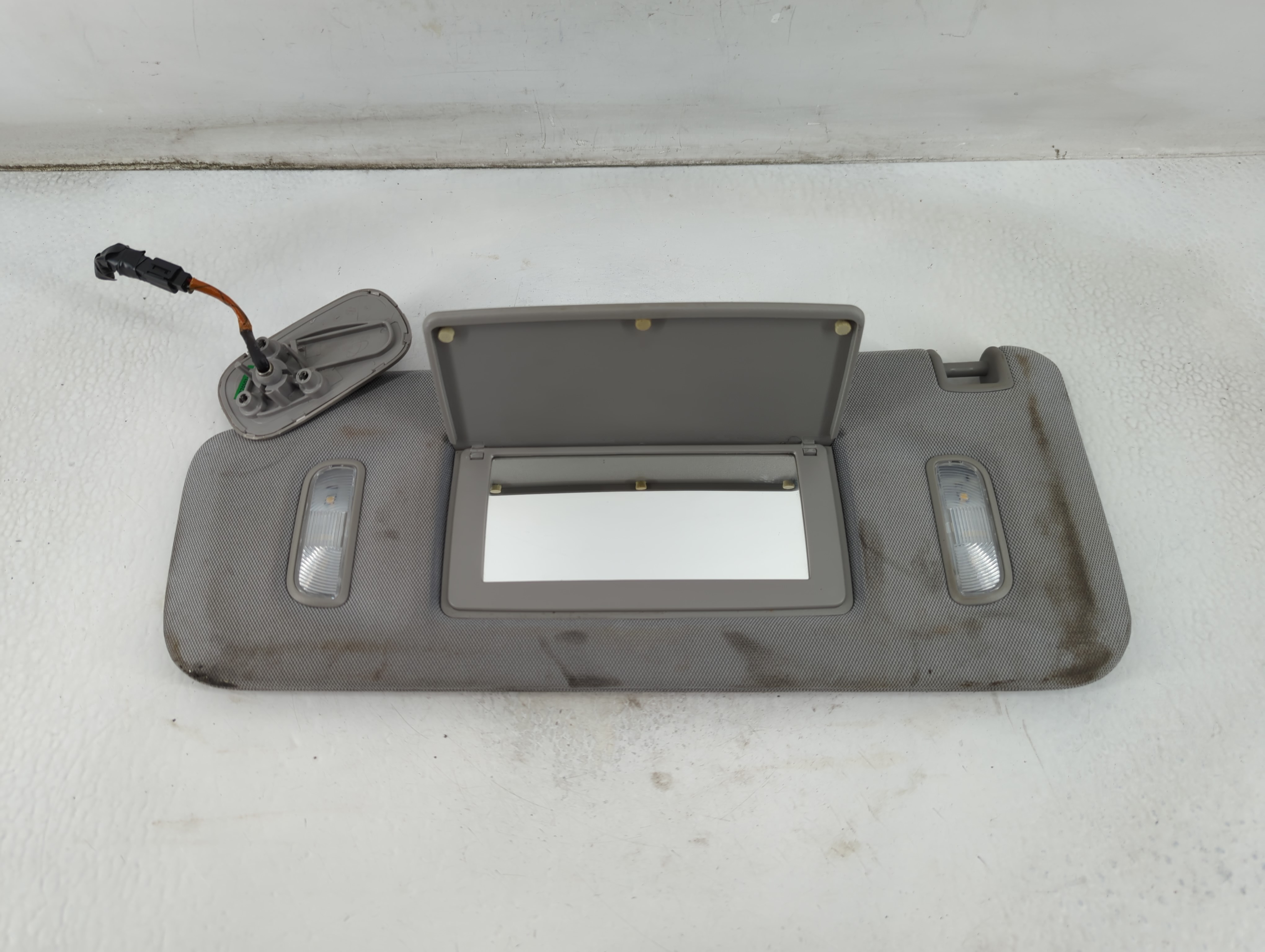 2014-2019 Chevrolet Silverado 1500 Driver Sun Visor Mirror Left Sunvisor 913695 - Oemusedautoparts1.com