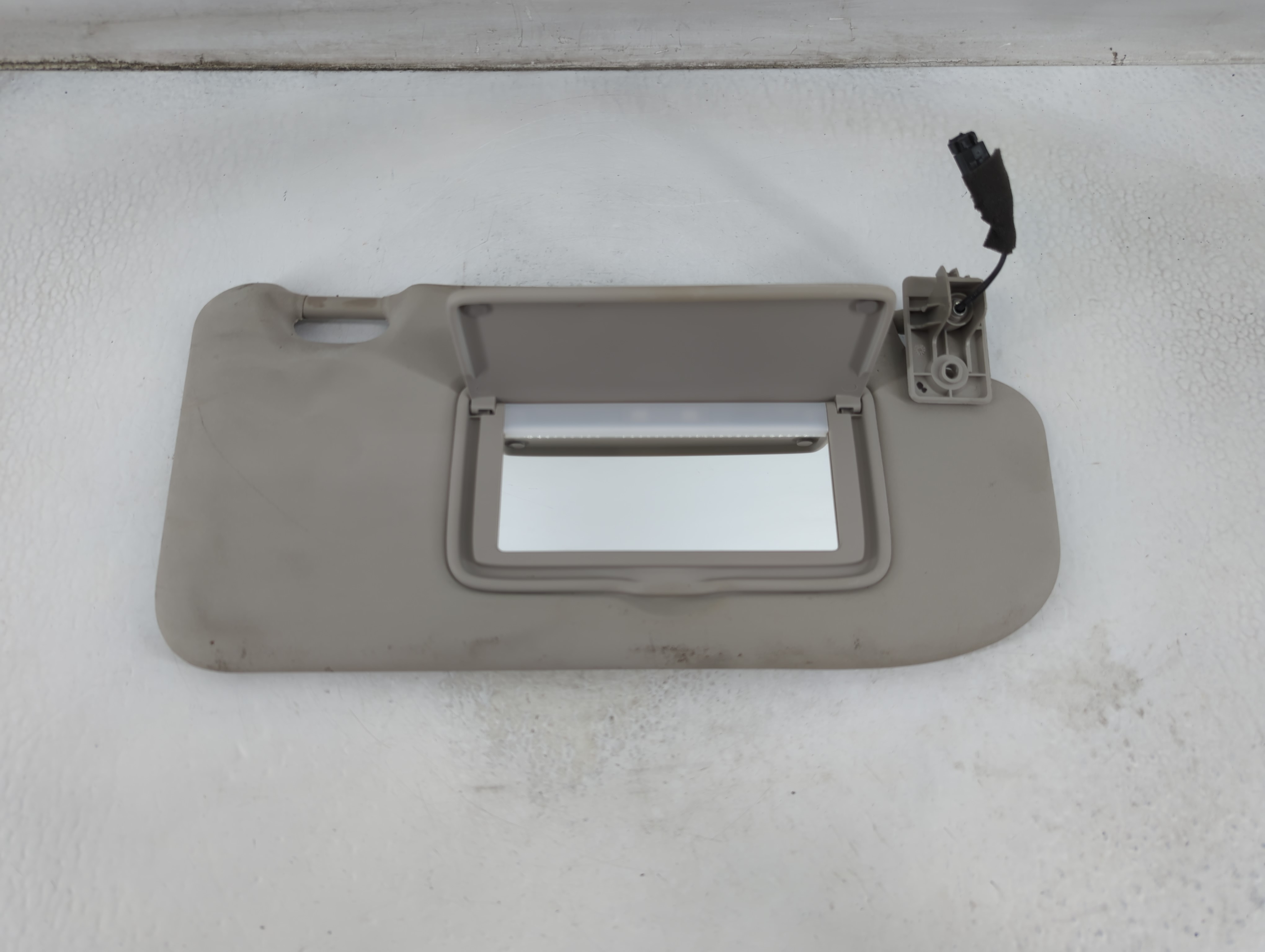 2017-2018 Nissan Rogue Sport Passenger Sun Visor Mirror Right Sunvisor 913702 - Oemusedautoparts1.com