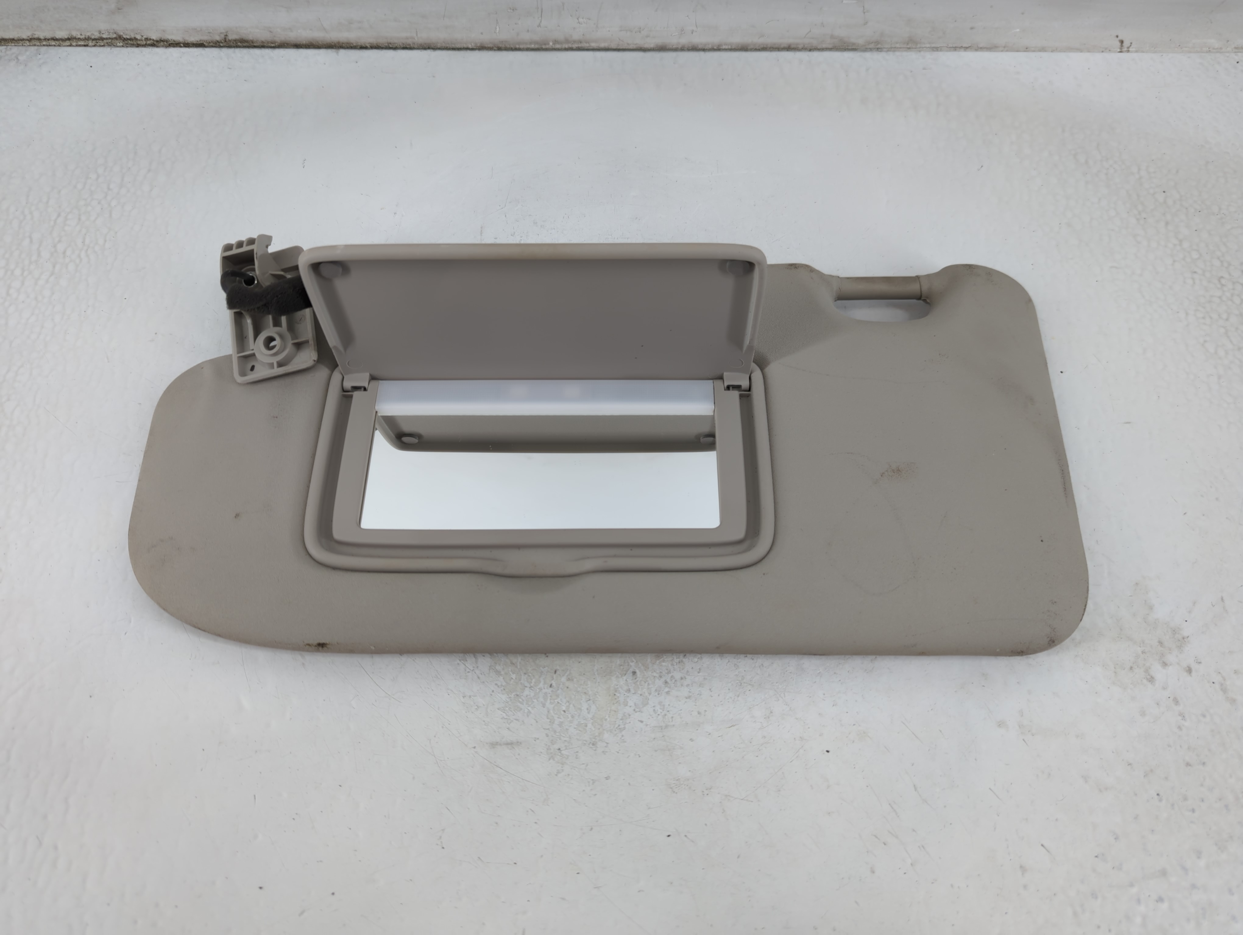 2017-2018 Nissan Rogue Sport Driver Sun Visor Mirror Left Sunvisor Gray 913703 - Oemusedautoparts1.com