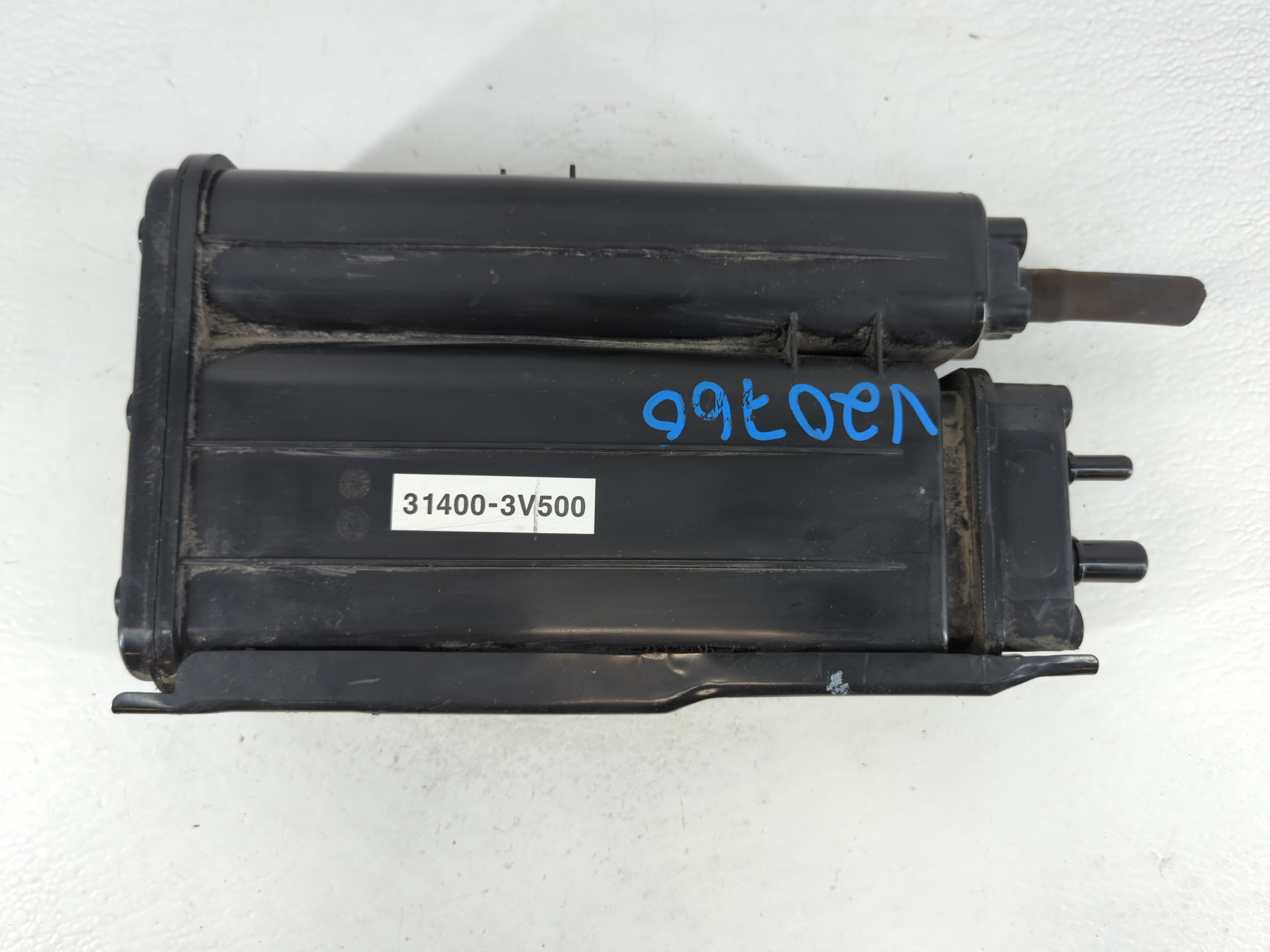 2013 Hyundai Azera Fuel Vapor Charcoal Canister 913851 - Oemusedautoparts1.com