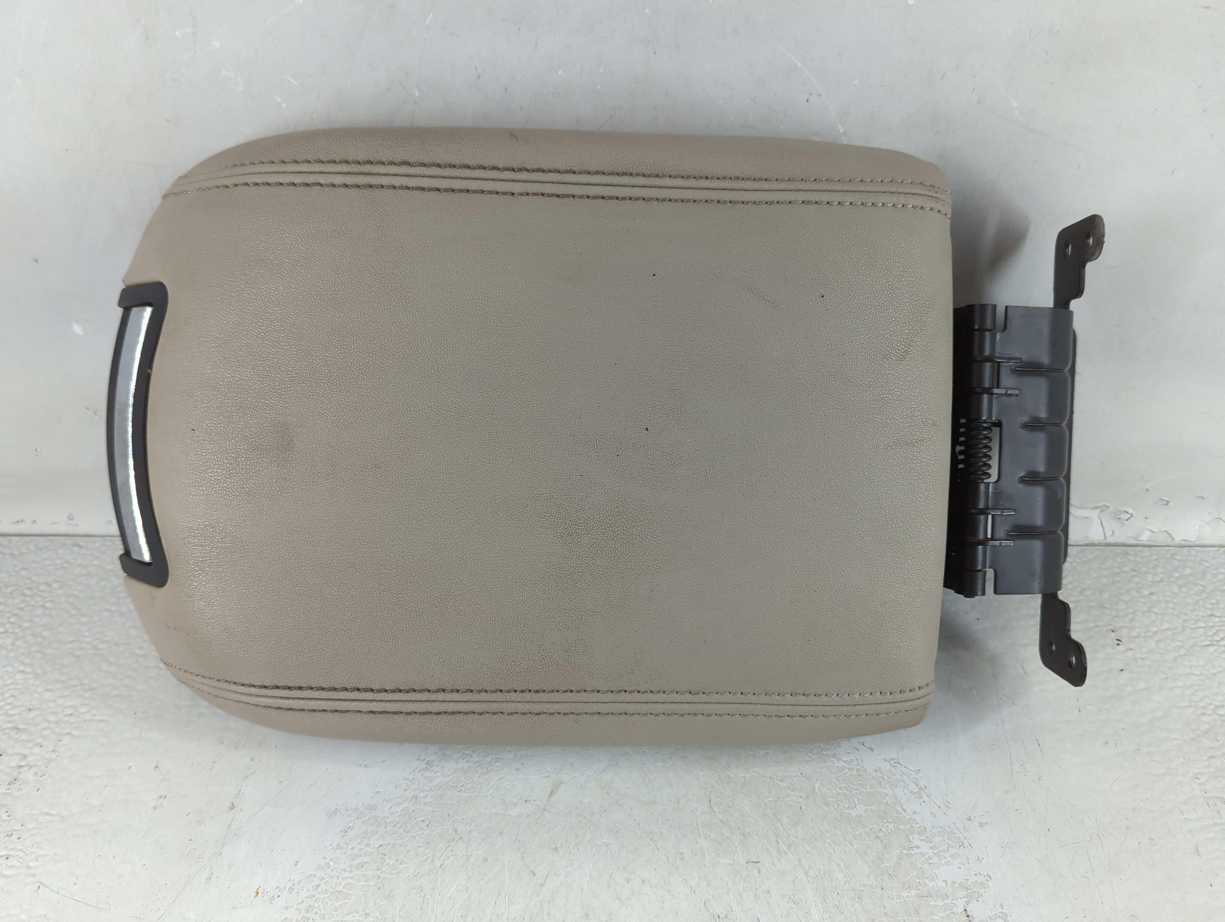 2010 Ford Taurus Center Console Armrest Cover Lid Beige 914407 - Oemusedautoparts1.com