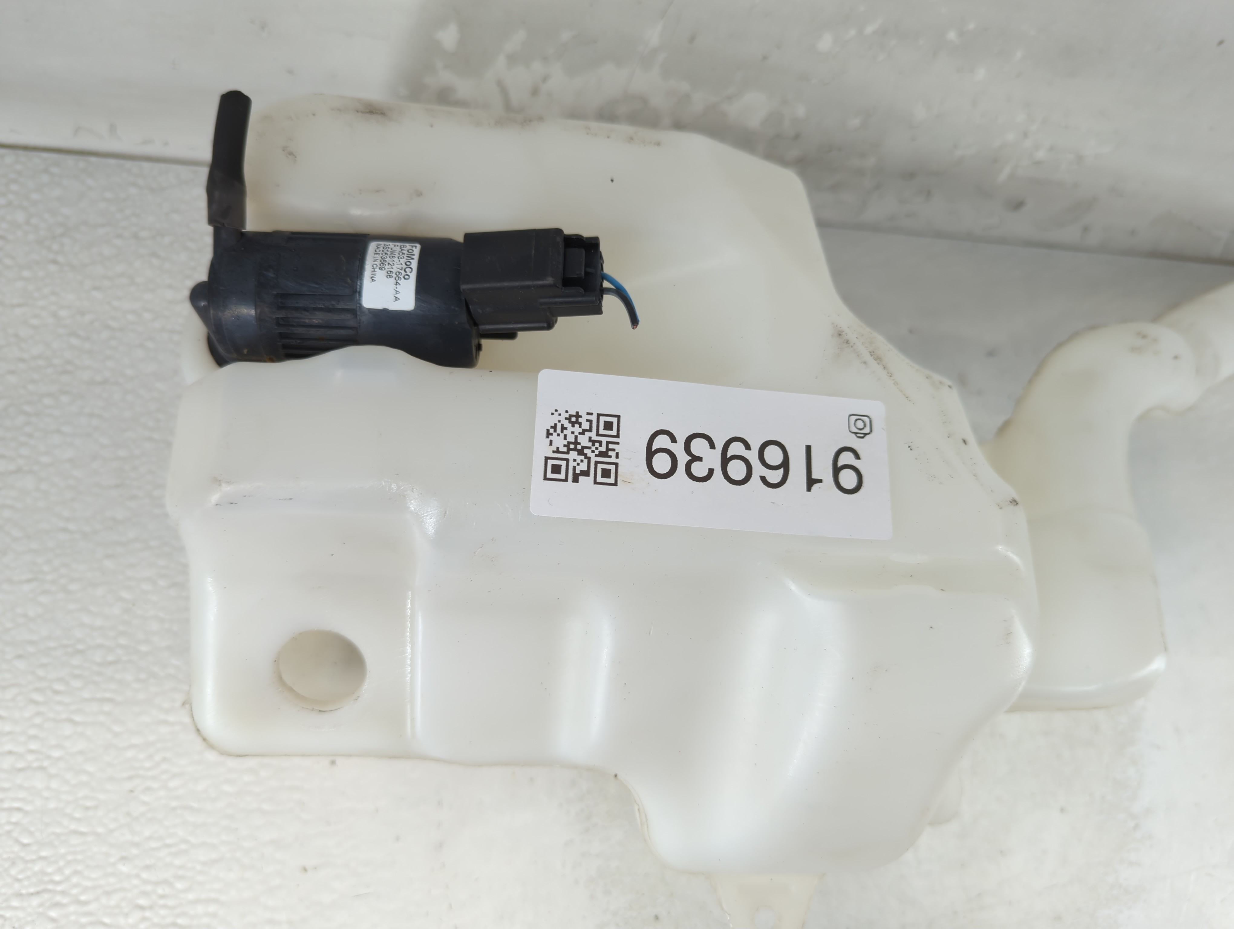 2013-2019 Ford Taurus Windshield Washer Fluid Reservoir Bottle Oem 916939 - Oemusedautoparts1.com