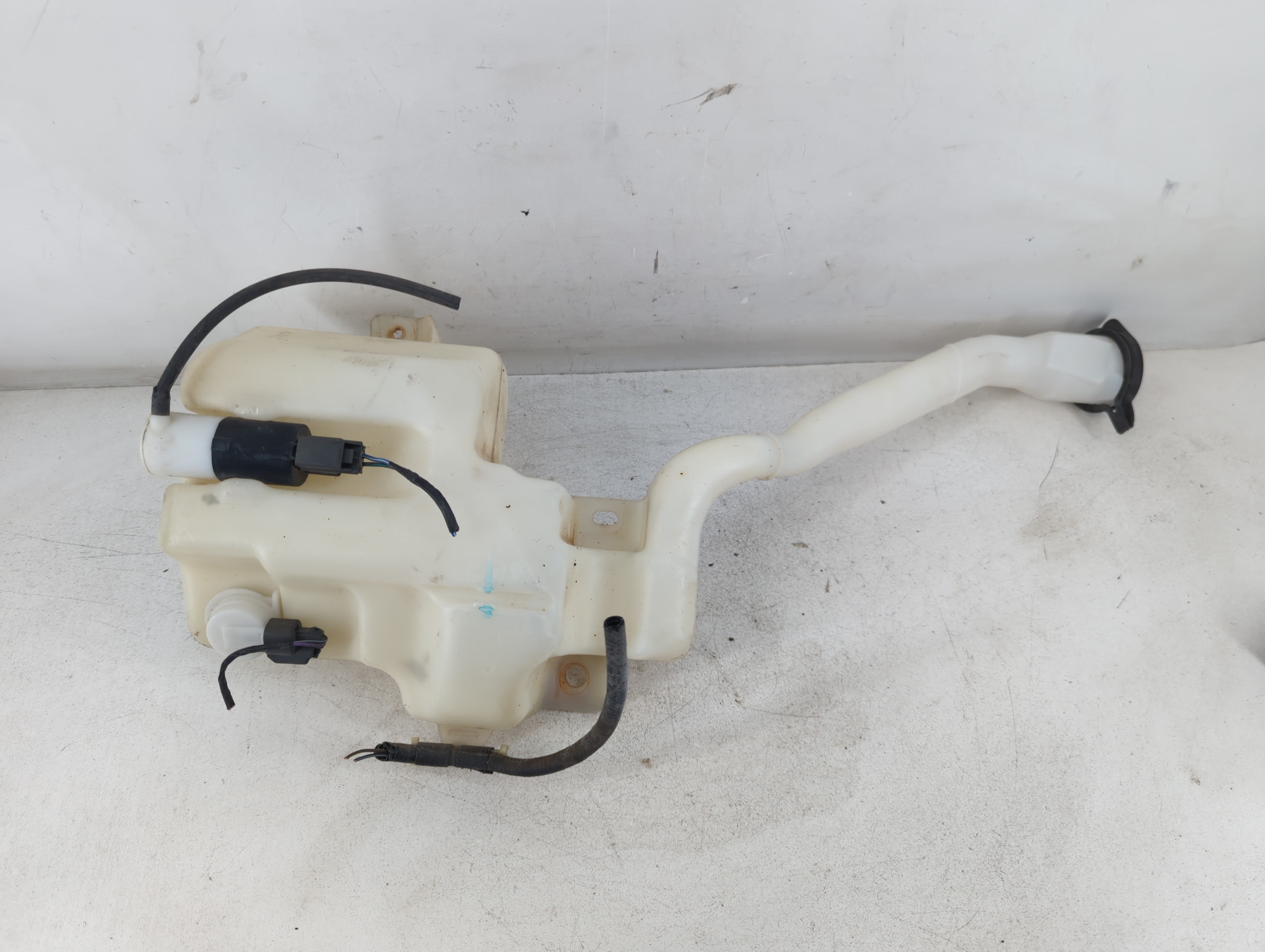2008-2013 Ford Taurus Windshield Washer Fluid Reservoir Bottle Oem 917963 - Oemusedautoparts1.com