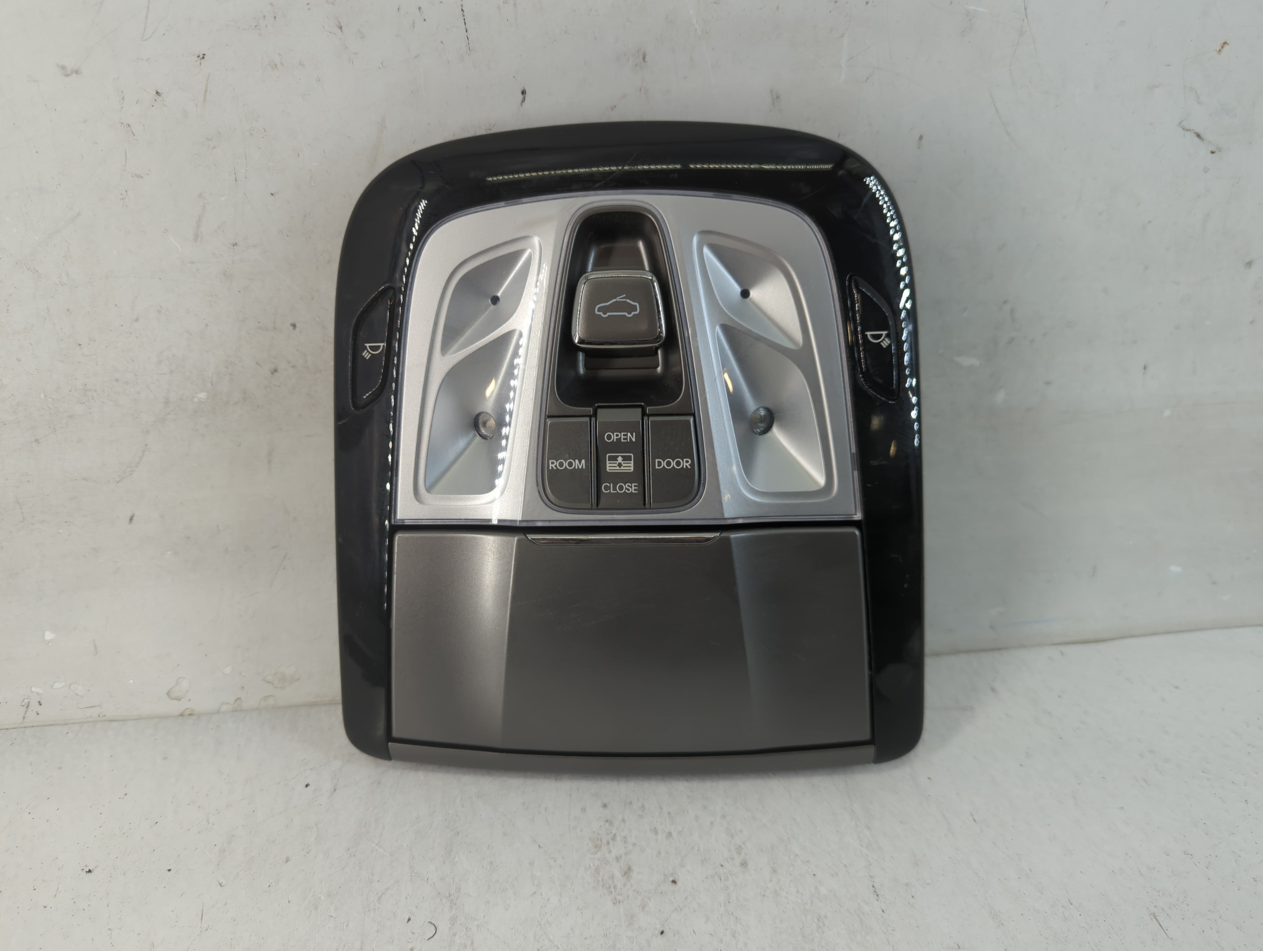2013 Hyundai Azera Overhead Roof Console 918828 - Oemusedautoparts1.com