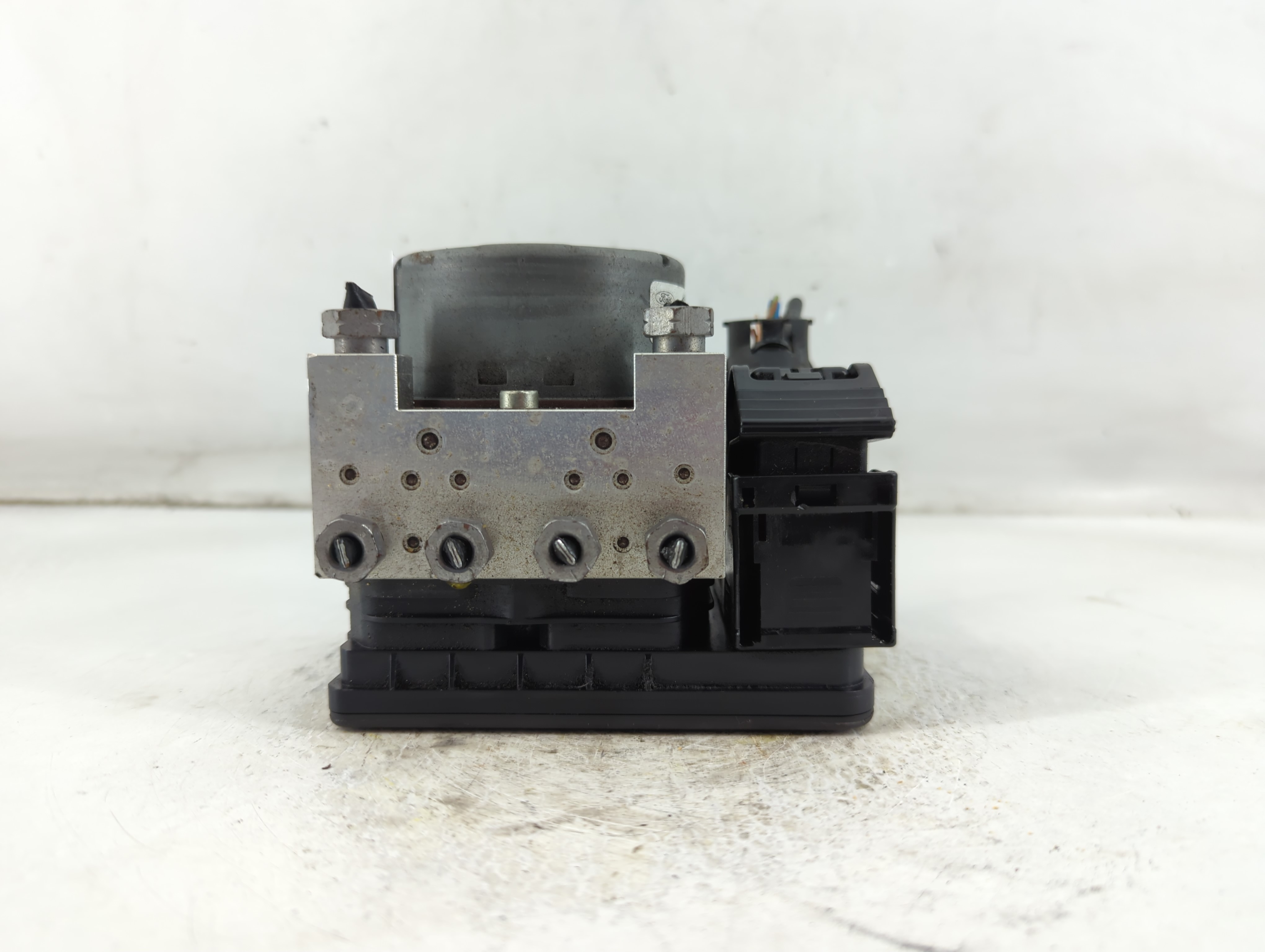 2017-2018 Lincoln Mkc Abs Pump Control Module 922429 - Oemusedautoparts1.com