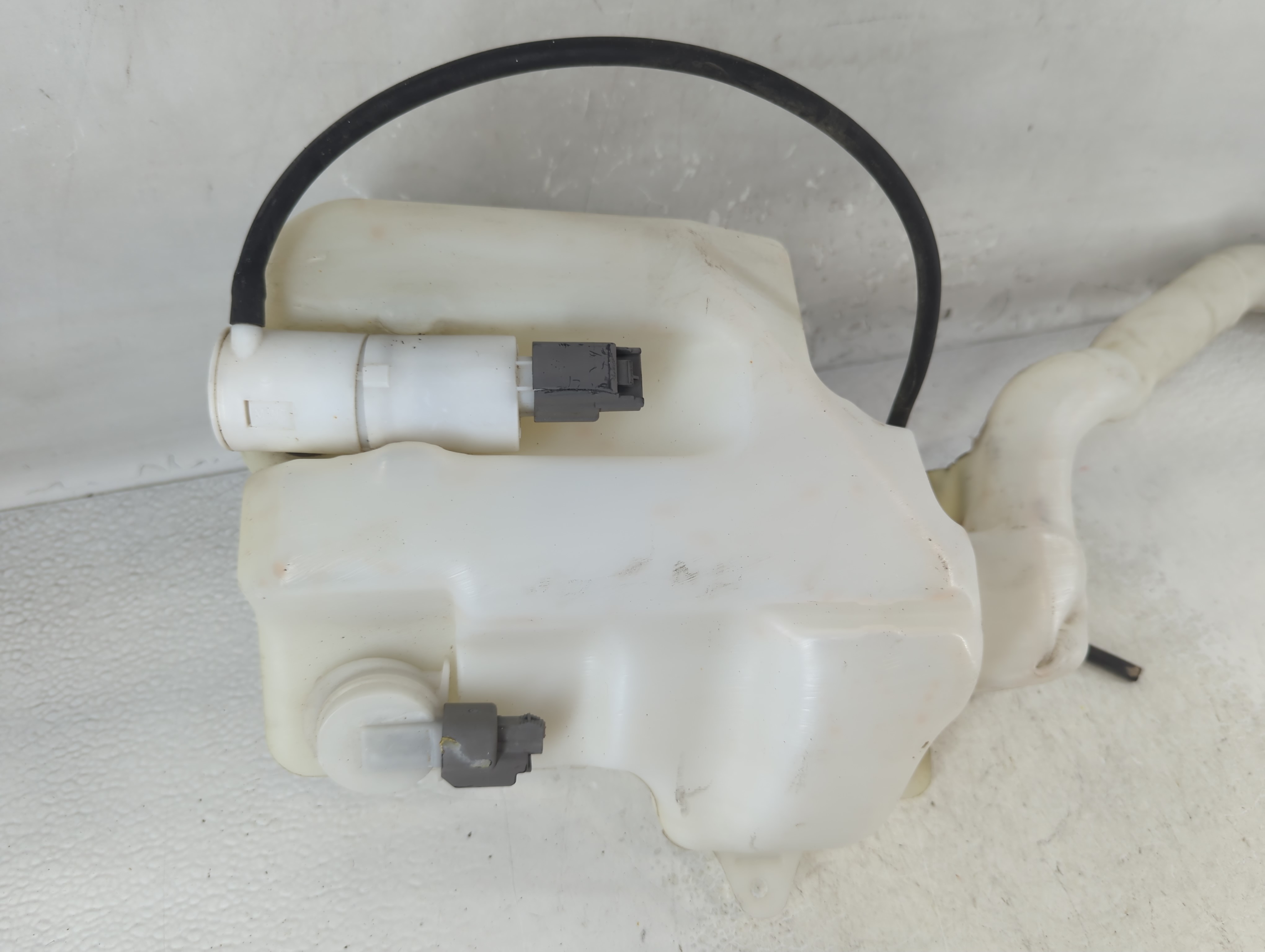 2008-2013 Ford Taurus Windshield Washer Fluid Reservoir Bottle Oem 922796 - Oemusedautoparts1.com