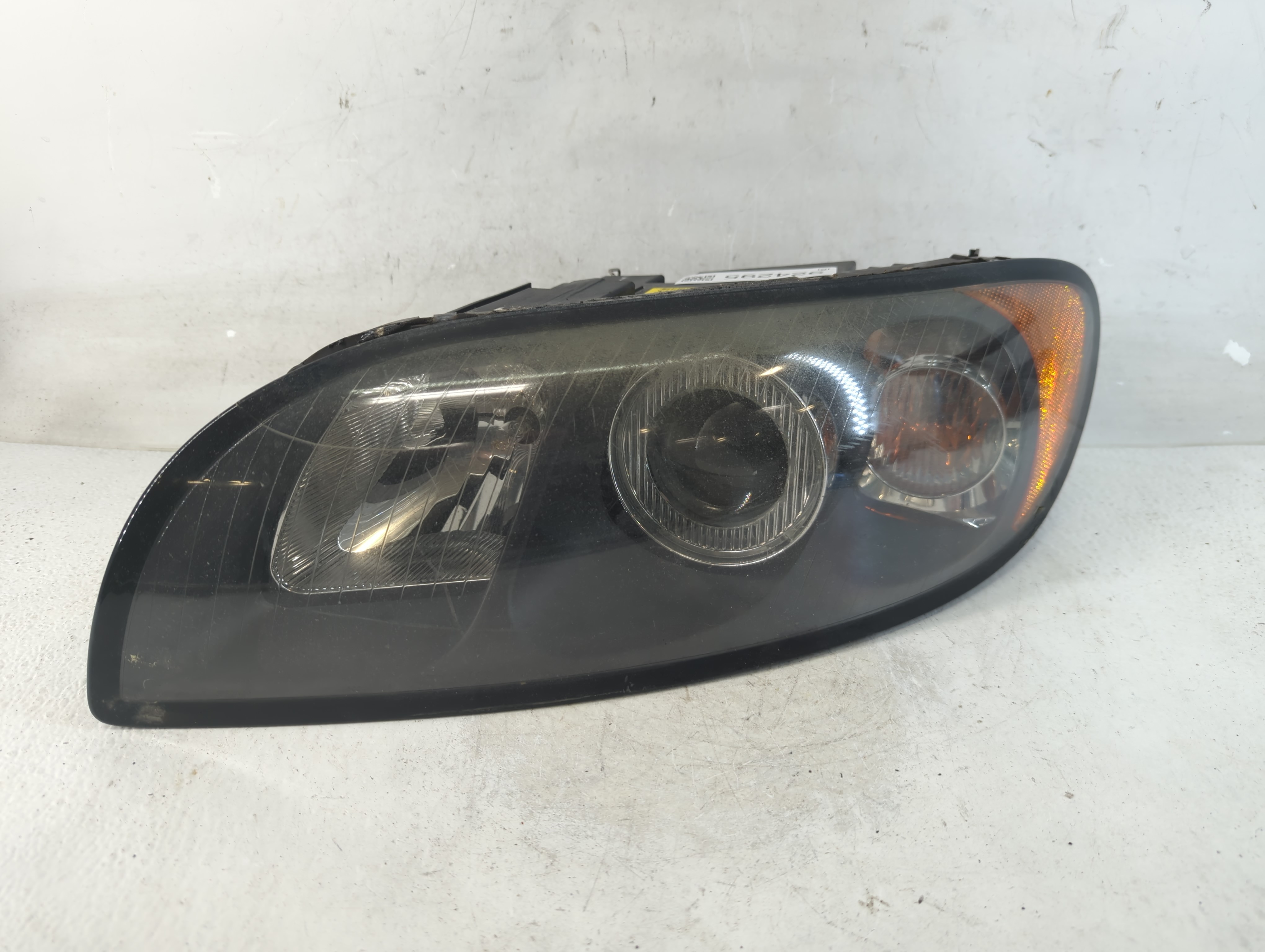 Picture of Volvo V70 Passenger Right Oem Head Light Headlight Lamp 924295
