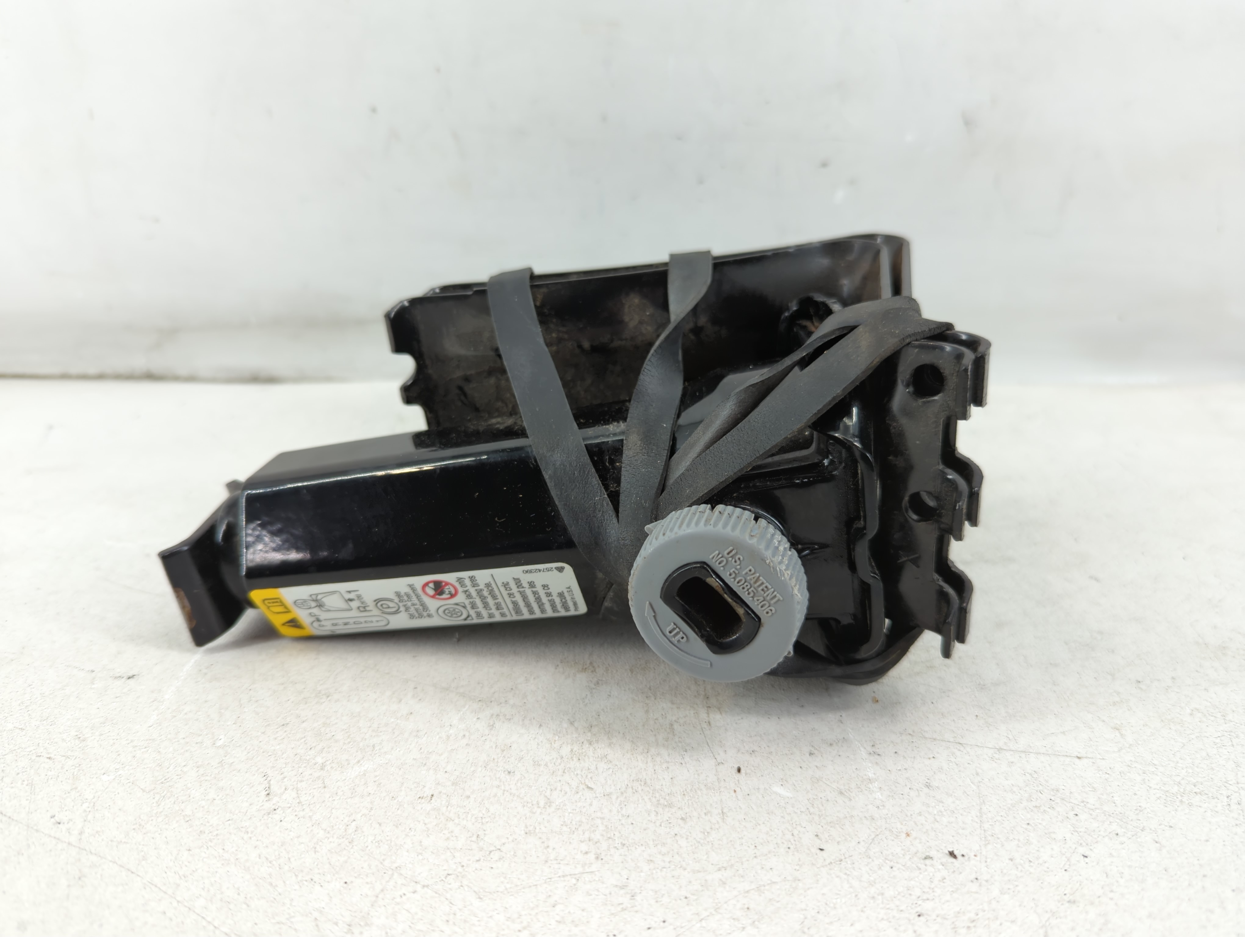 Picture of 2009 Gmc Envoy Rainier Spare Tire Carrier Jack  924310