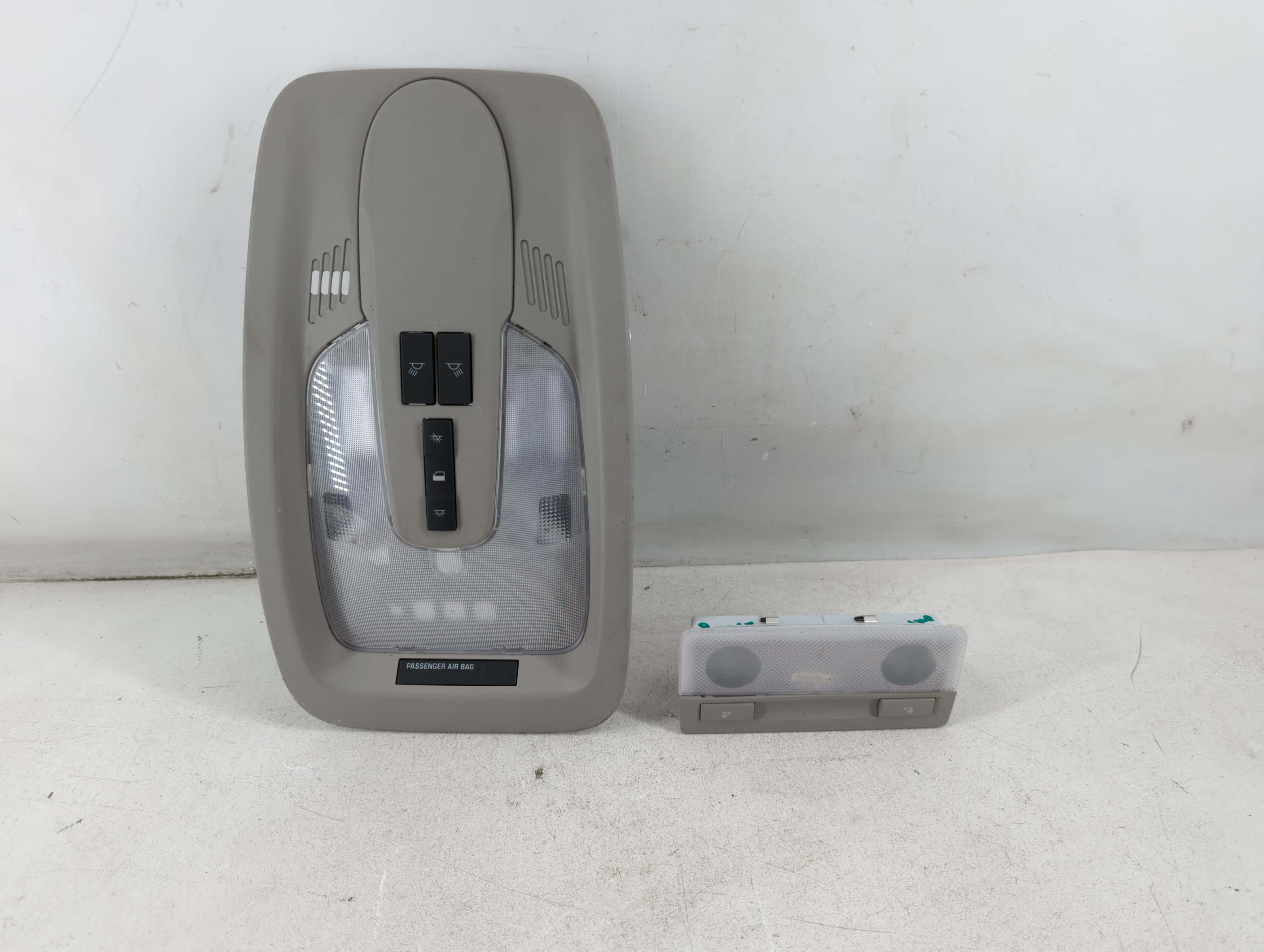 2014 Chevrolet Equinox Overhead Roof Console 924312 - Oemusedautoparts1.com