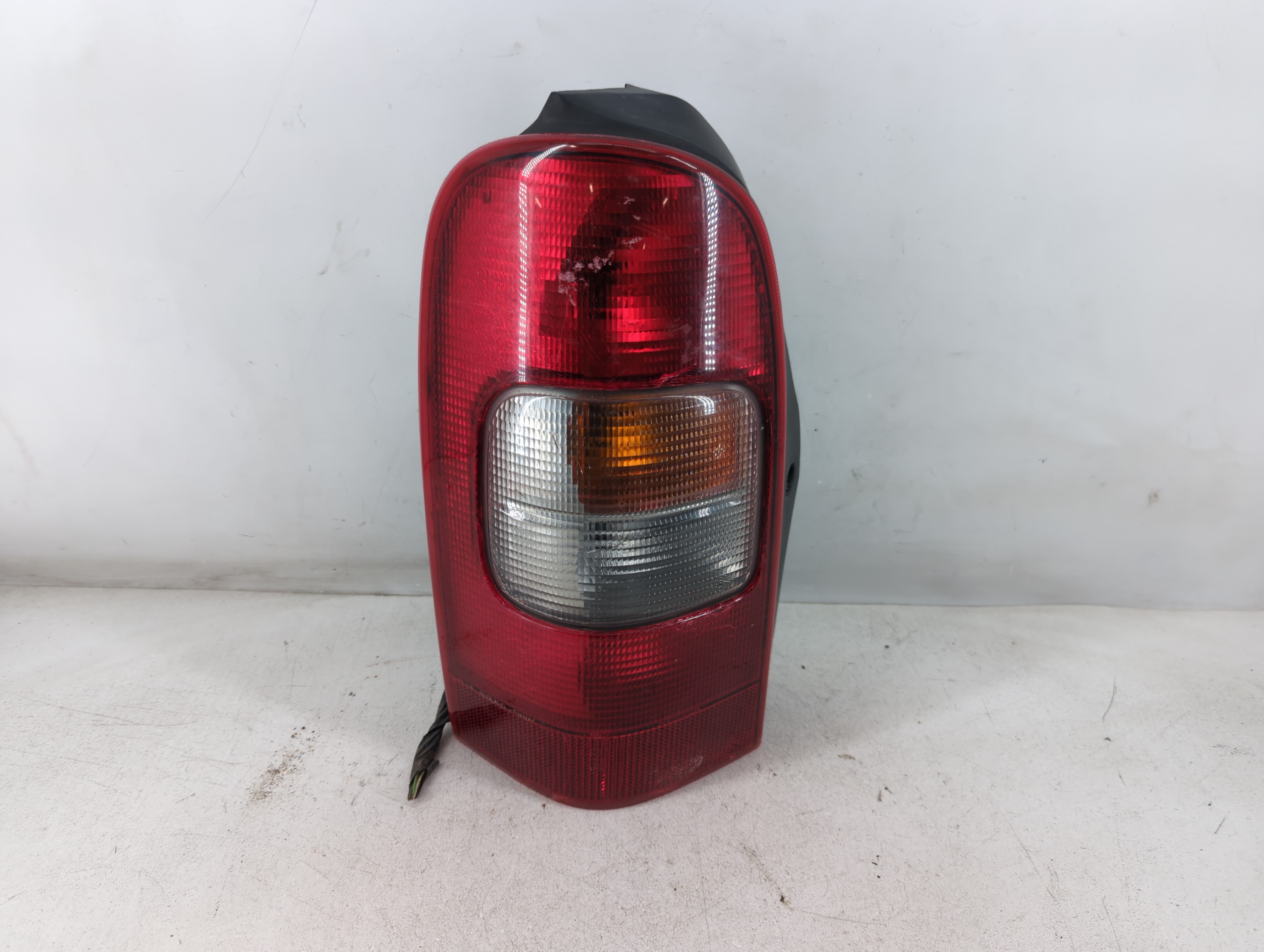 1999-2005 Pontiac Montana Driver Left Side Tail Light Taillight Oem 924508 - Oemusedautoparts1.com