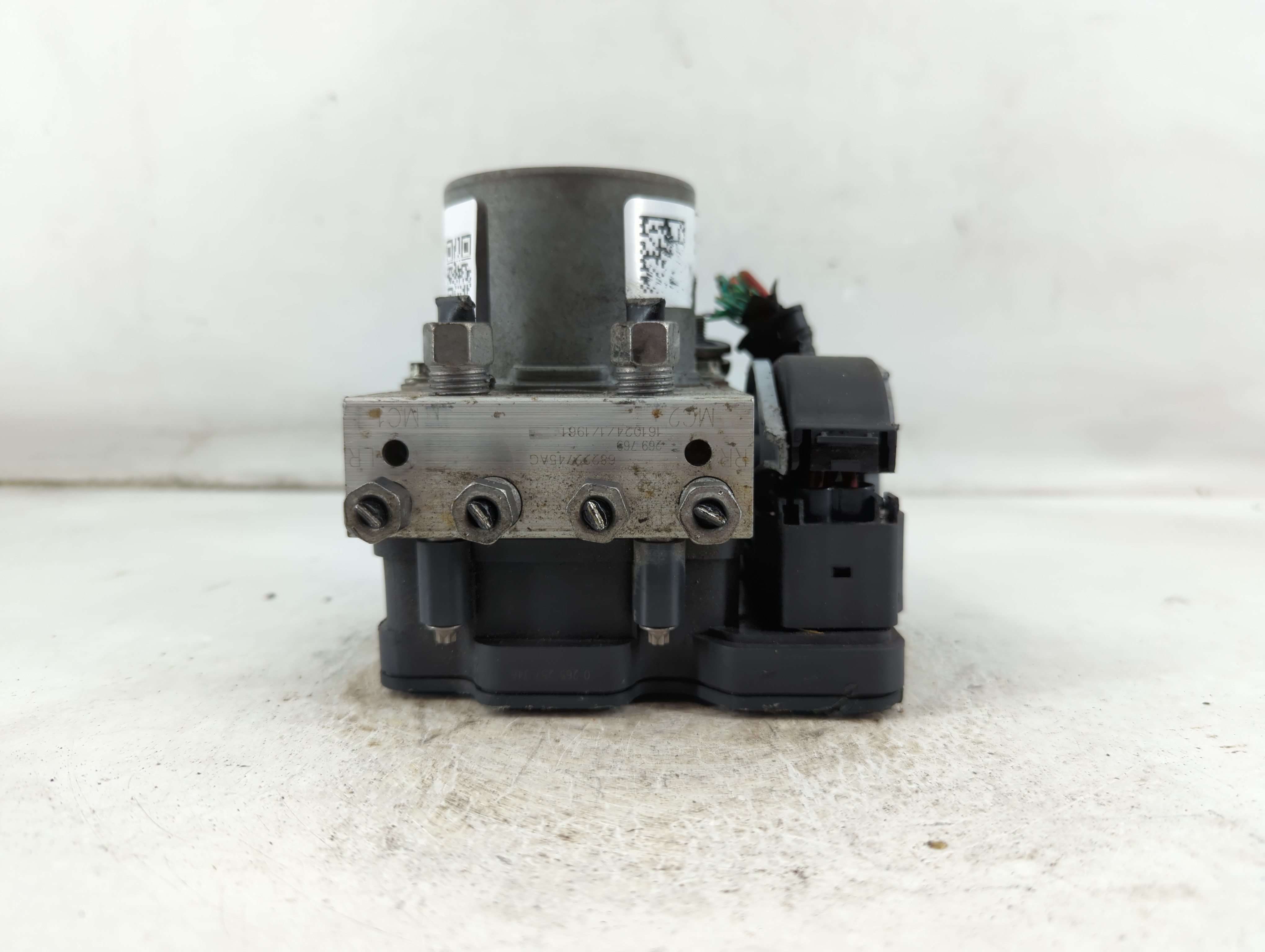 2017-2018 Chrysler Pacifica Abs Pump Control Module 924774 - Oemusedautoparts1.com