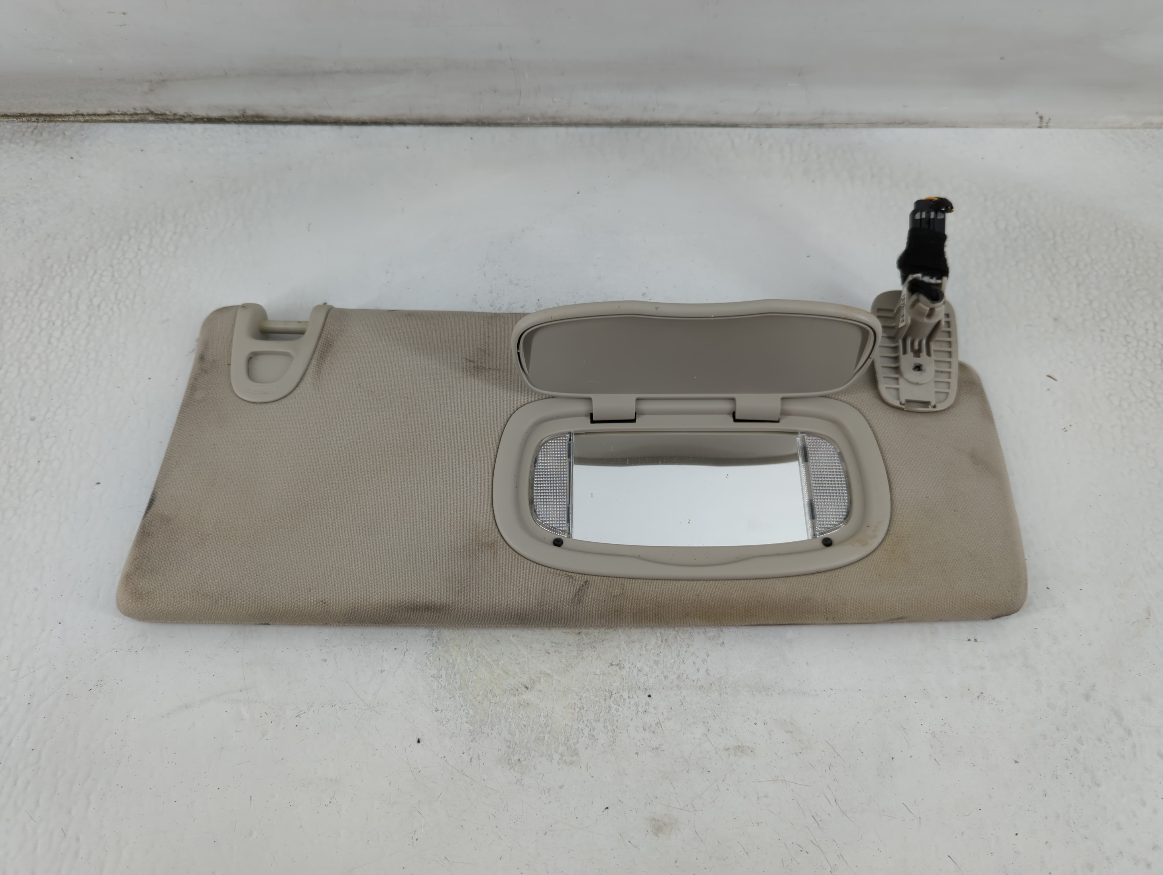 2014-2018 Jeep Cherokee Driver Sun Visor Mirror Left Sunvisor Beige 925013 - Oemusedautoparts1.com