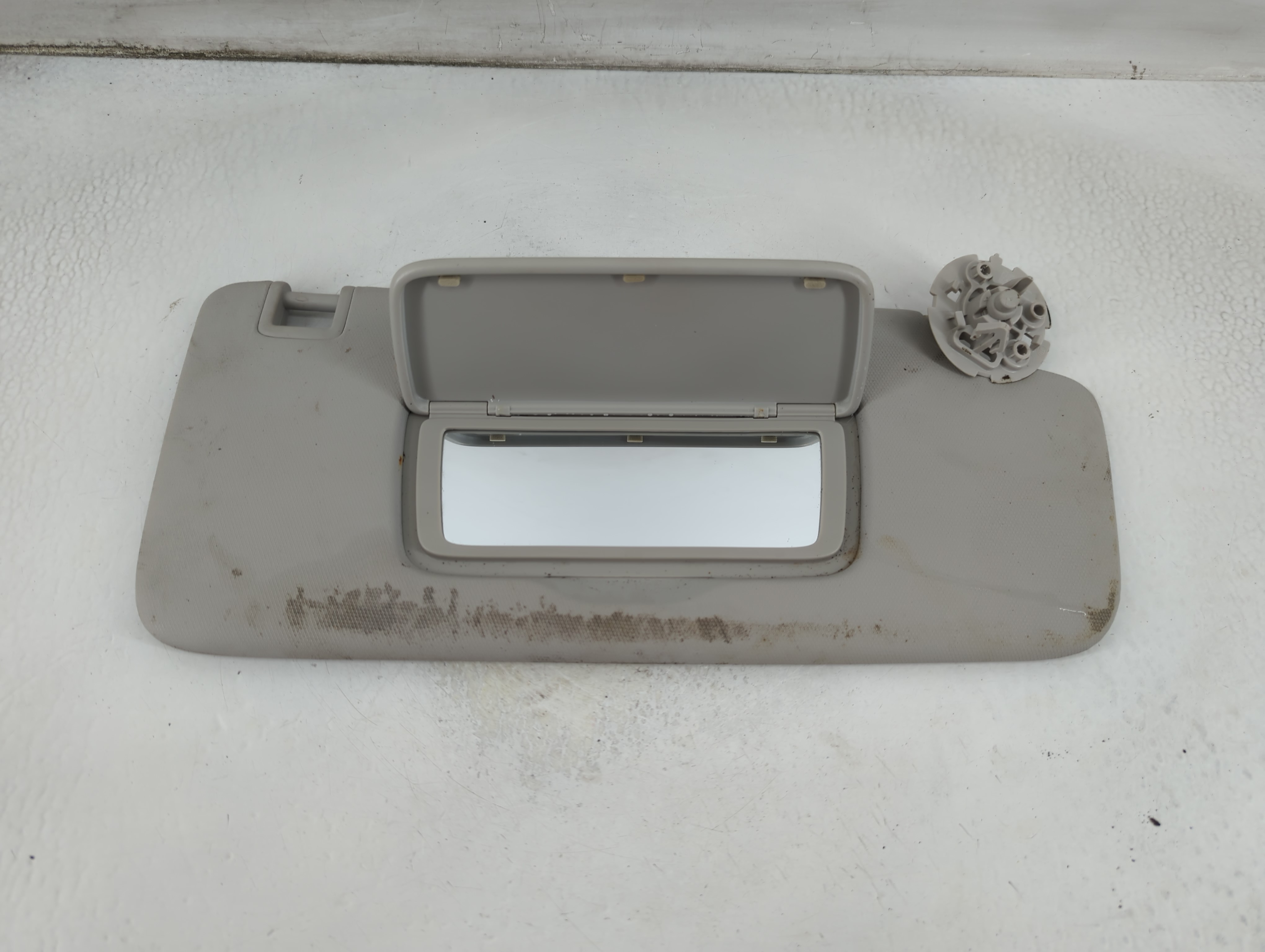 2021-2022 Chevrolet Trailblazer Passenger Sun Visor Mirror Right Sunvisor 925099 - Oemusedautoparts1.com