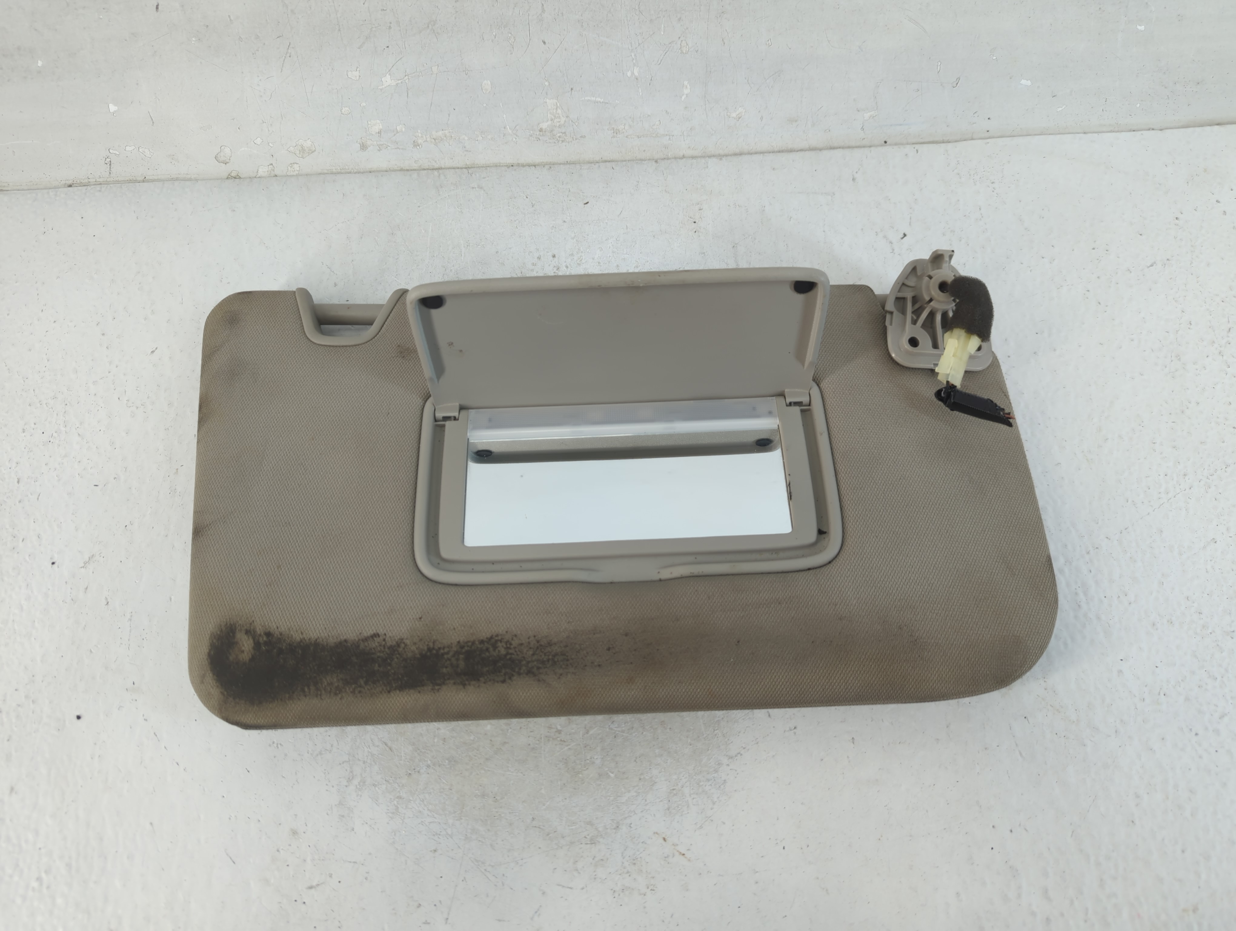 Picture of 2014-2017 Nissan Rogue Driver Sun Visor Mirror Left Sunvisor Gray 925160