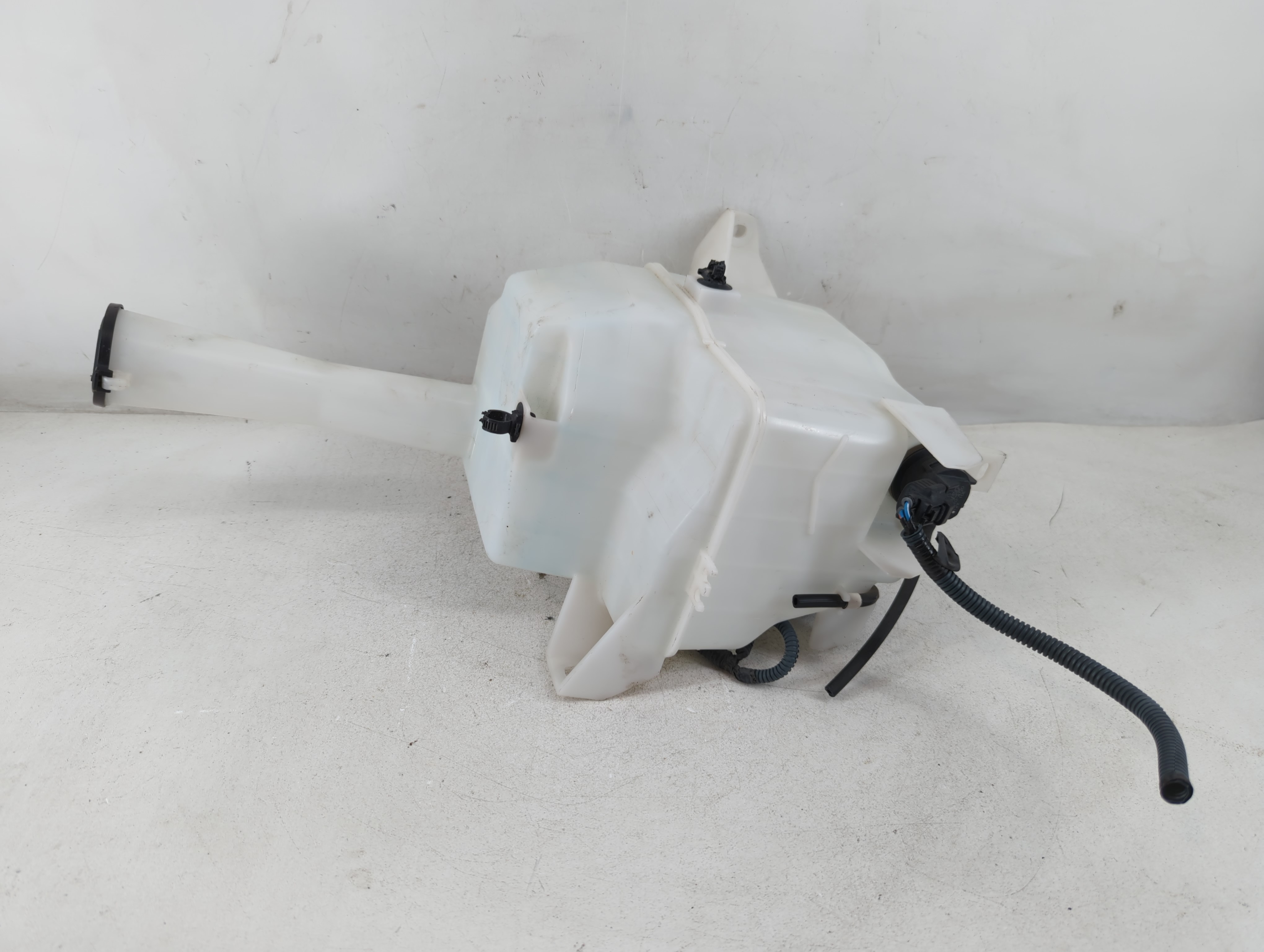 Picture of 2004-2020 Toyota Sienna Windshield Washer Fluid Reservoir Bottle Oem 925451