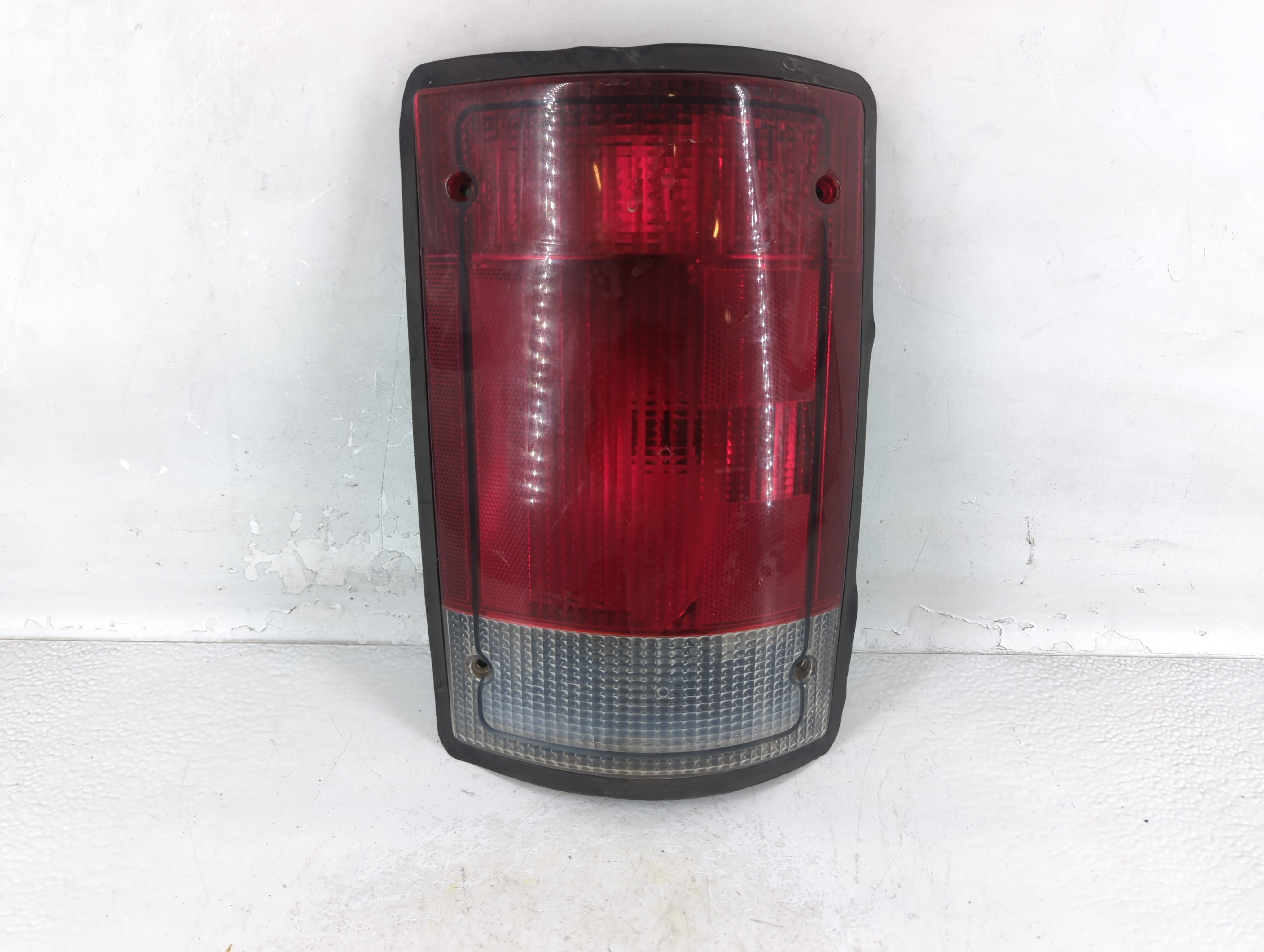 2000-2005 Ford Excursion Passenger Right Side Tail Light Taillight Oem 925538 - Oemusedautoparts1.com