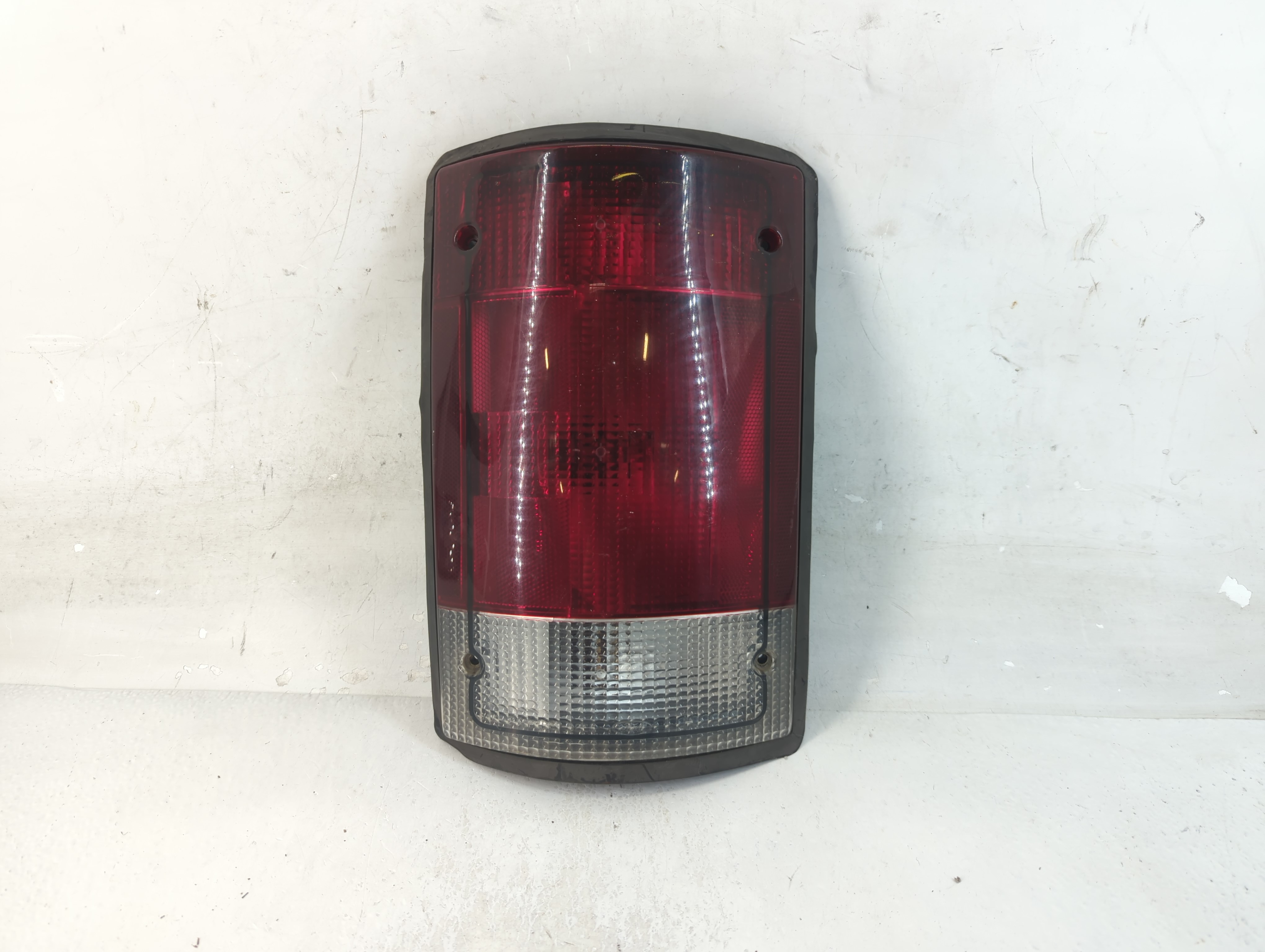 2002-2004 Ford E-150 Driver Left Side Tail Light Taillight Oem 927298 - Oemusedautoparts1.com