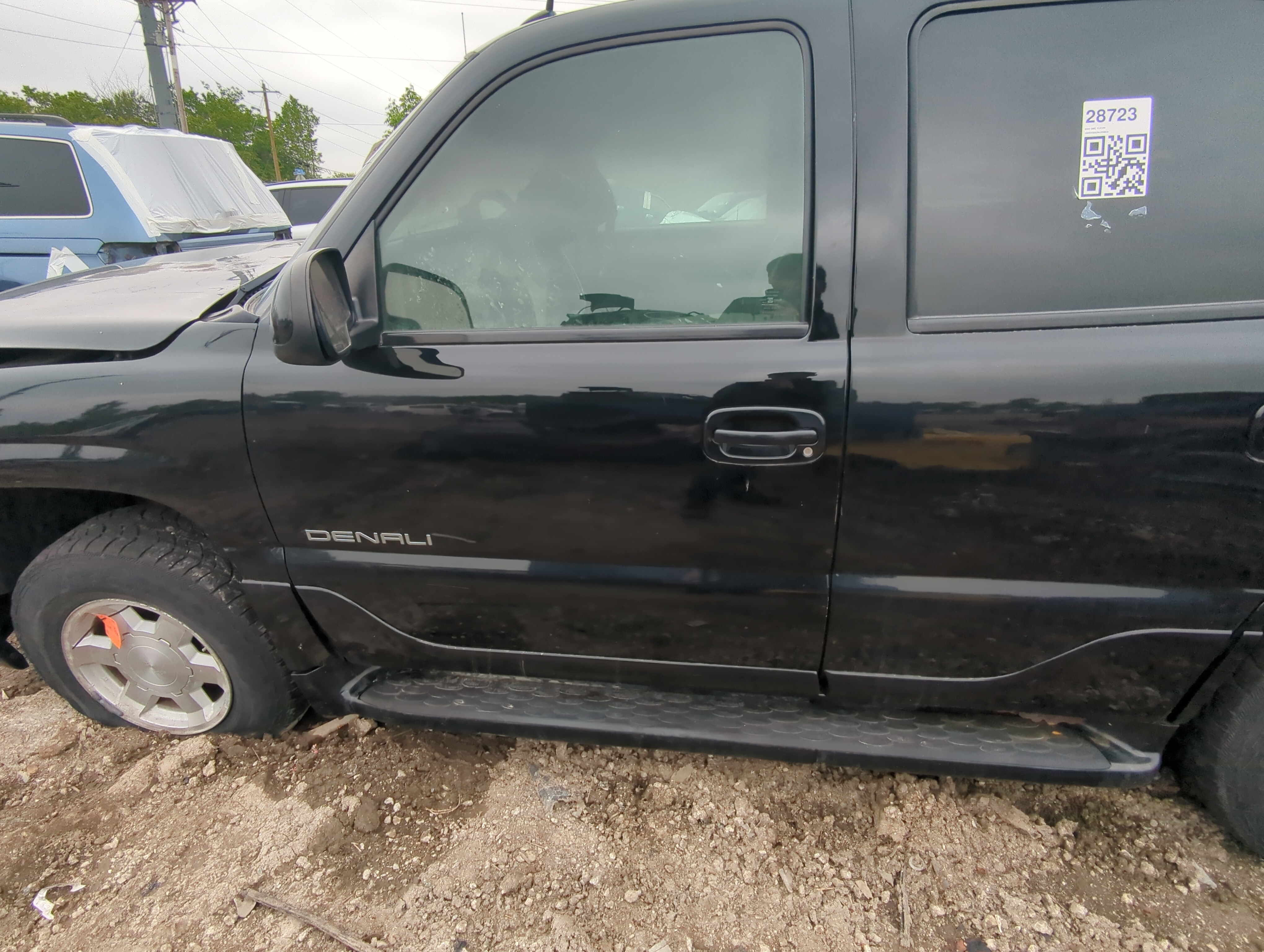 Picture of 2000-2006 Gmc Yukon Driver Front Door Oem 927618