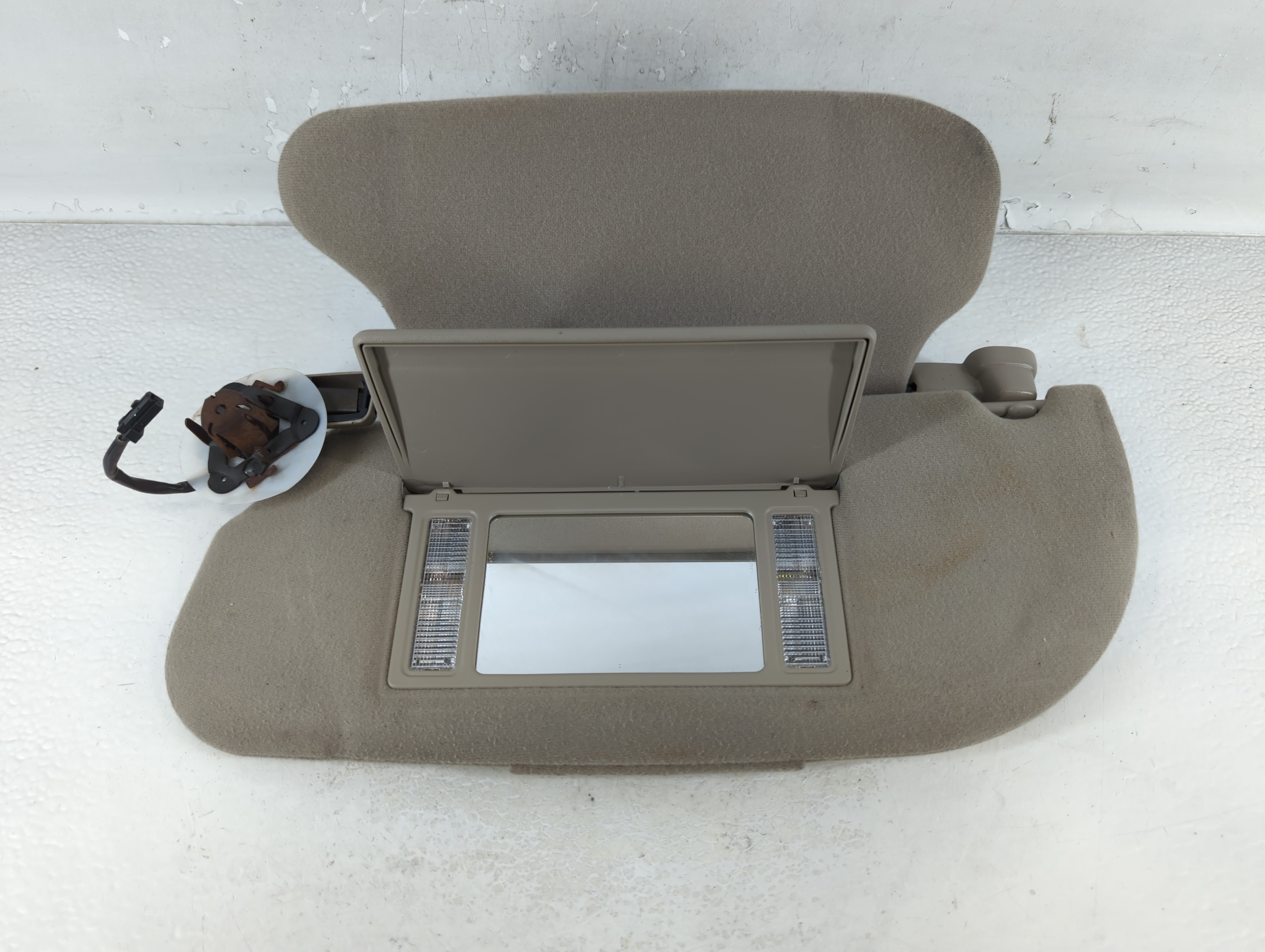 2003-2004 Lincoln Town Car Driver Sun Visor Mirror Left Sunvisor Grey 927666 - Oemusedautoparts1.com