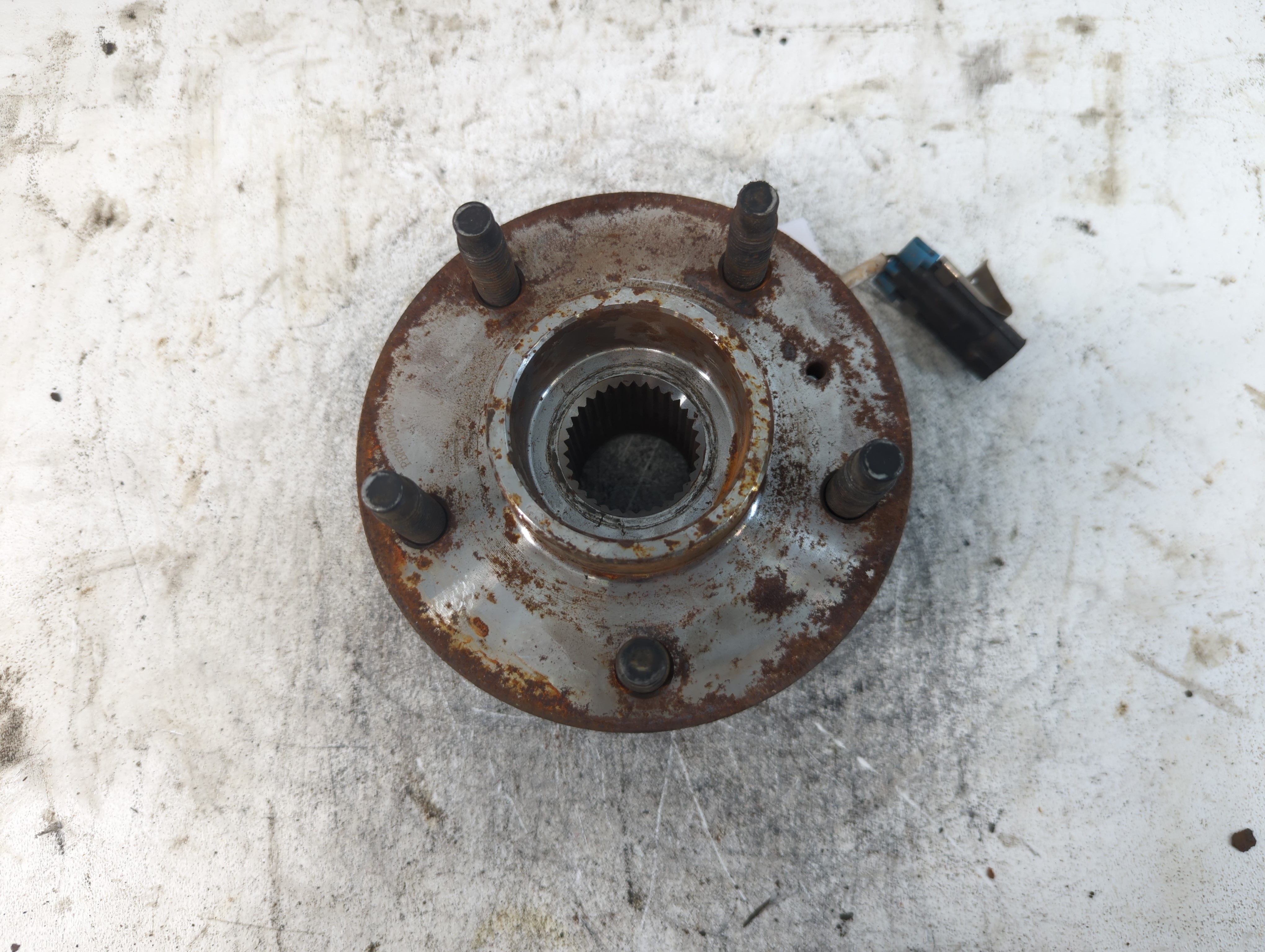 2001-2005 Chevrolet Impala Driver Front Wheel Hub Oem 928311 - Oemusedautoparts1.com