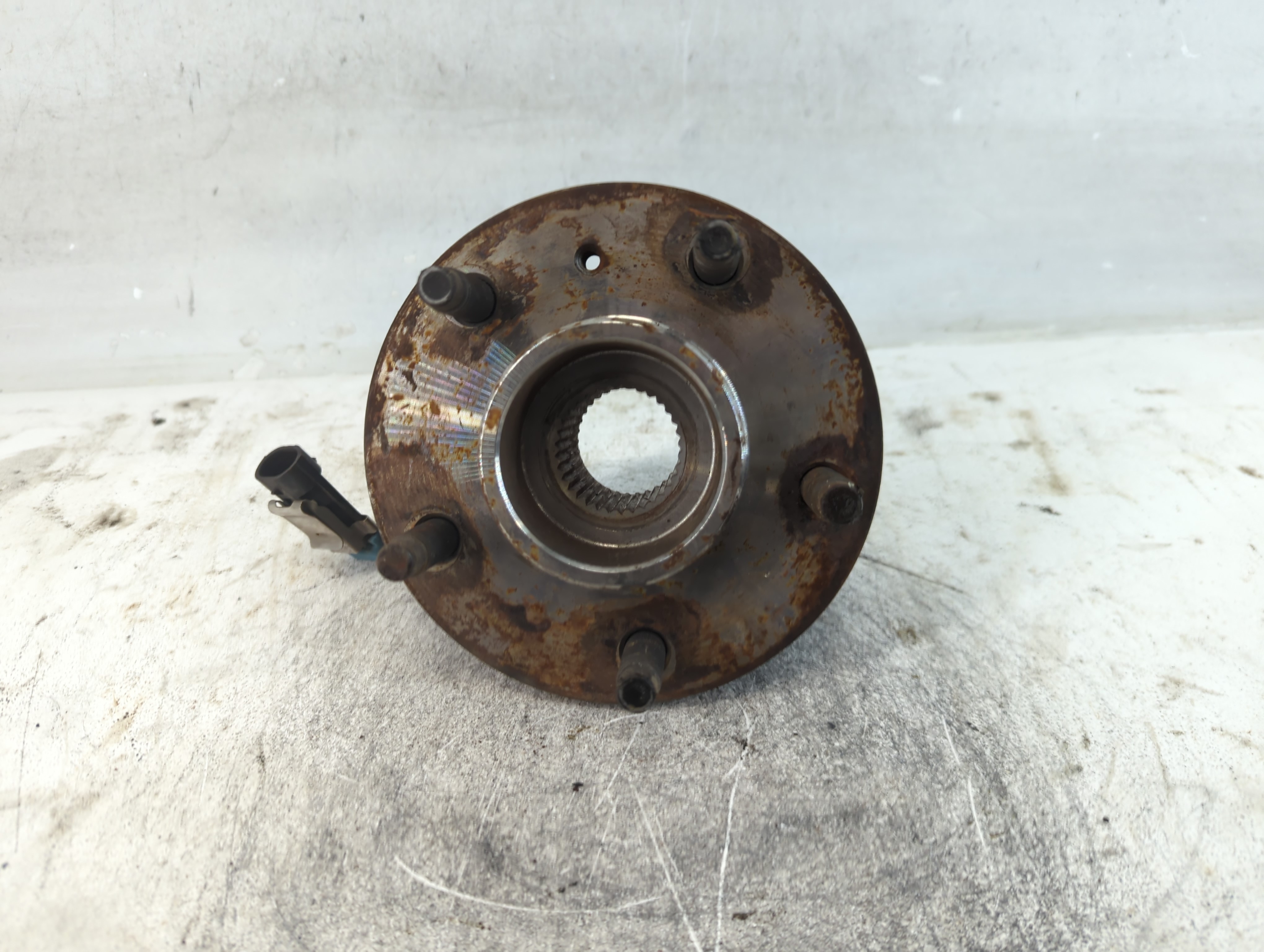 2001-2005 Chevrolet Impala Driver Front Wheel Hub Oem 928395 - Oemusedautoparts1.com