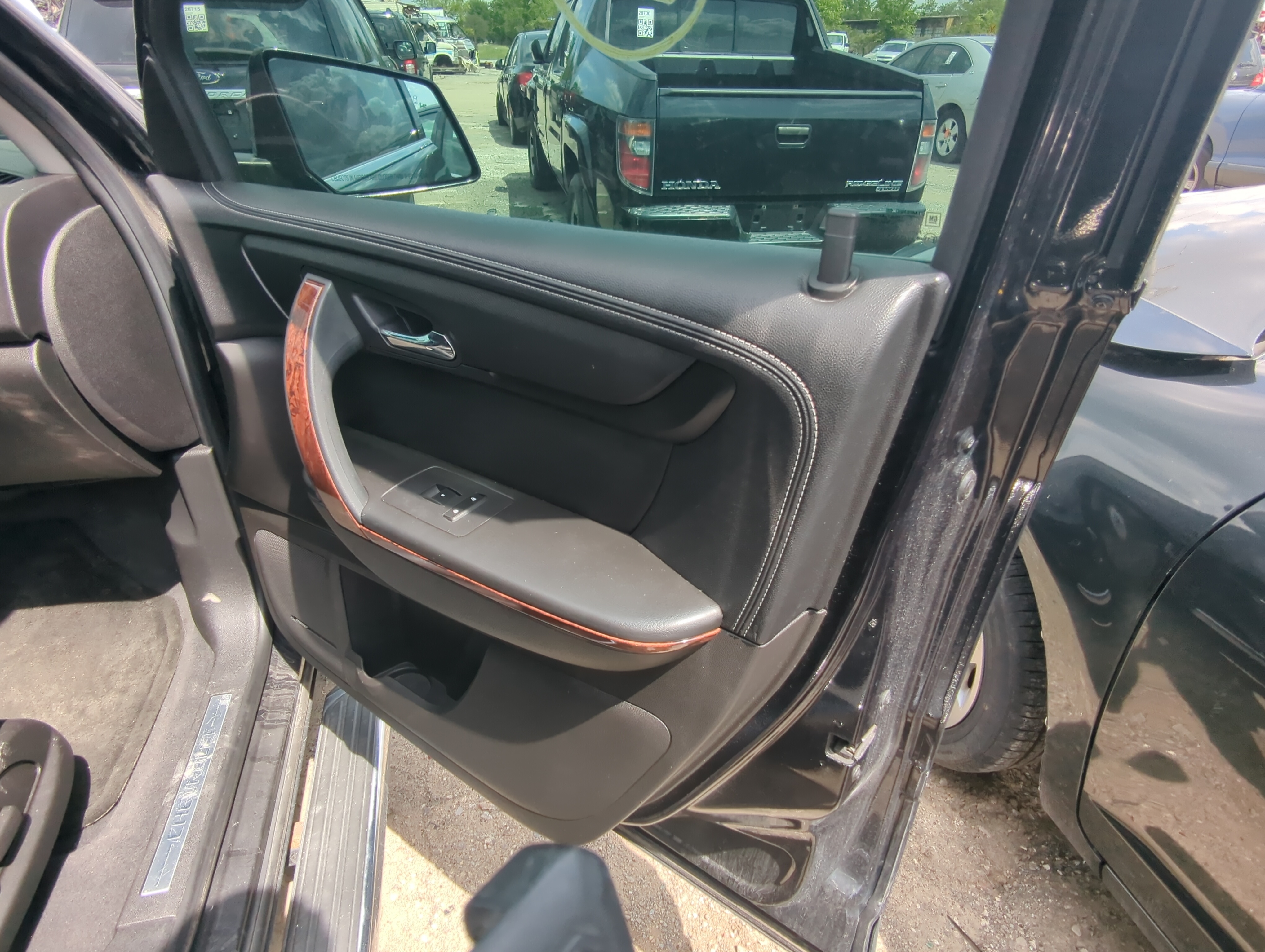2013 Chevrolet Traverse Front Right Passenger Interior Door Panel Trim 928879 - Oemusedautoparts1.com